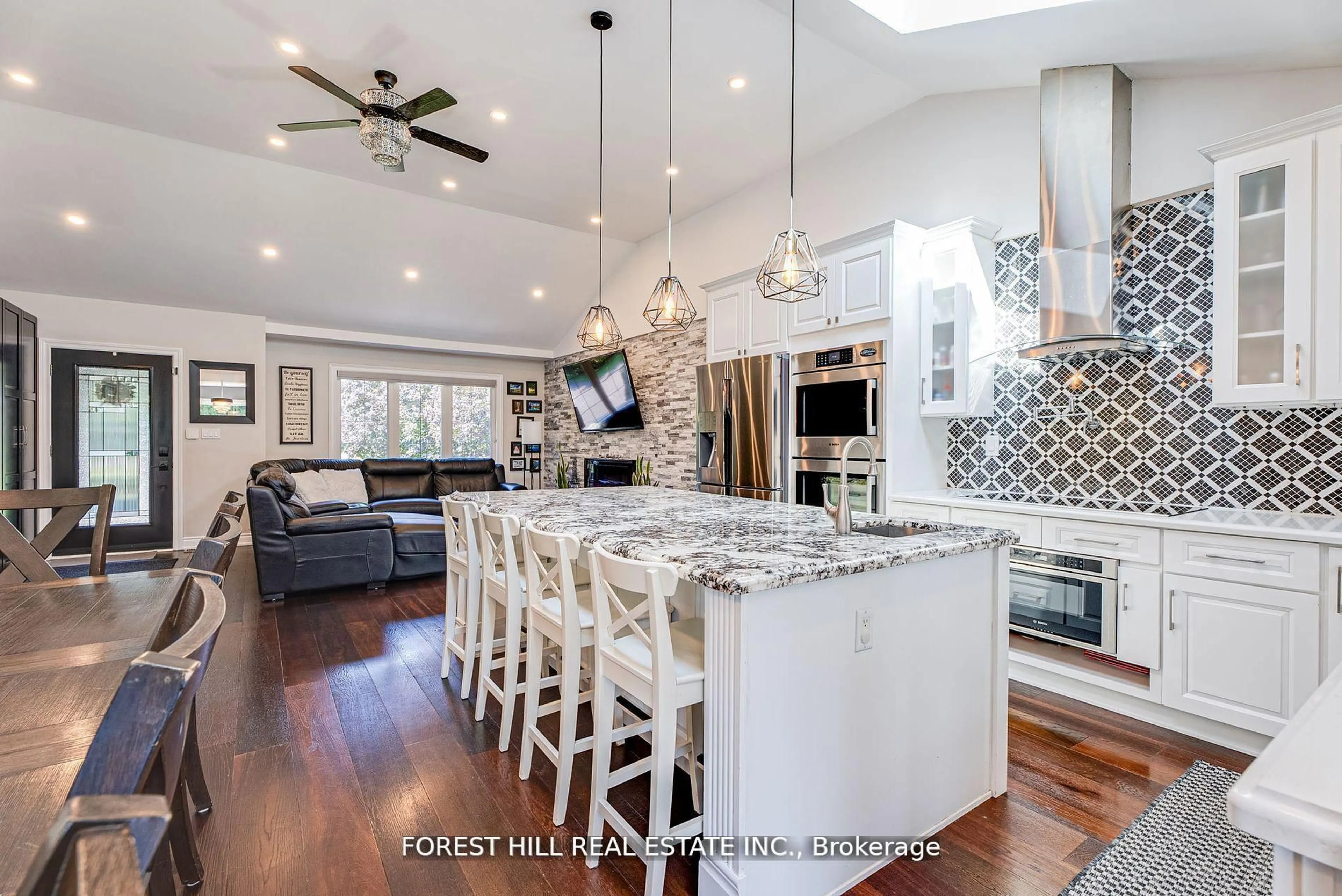 Open concept kitchen, ceramic/tile floor for 5837 Yonge St, Innisfil Ontario L0L 1K0