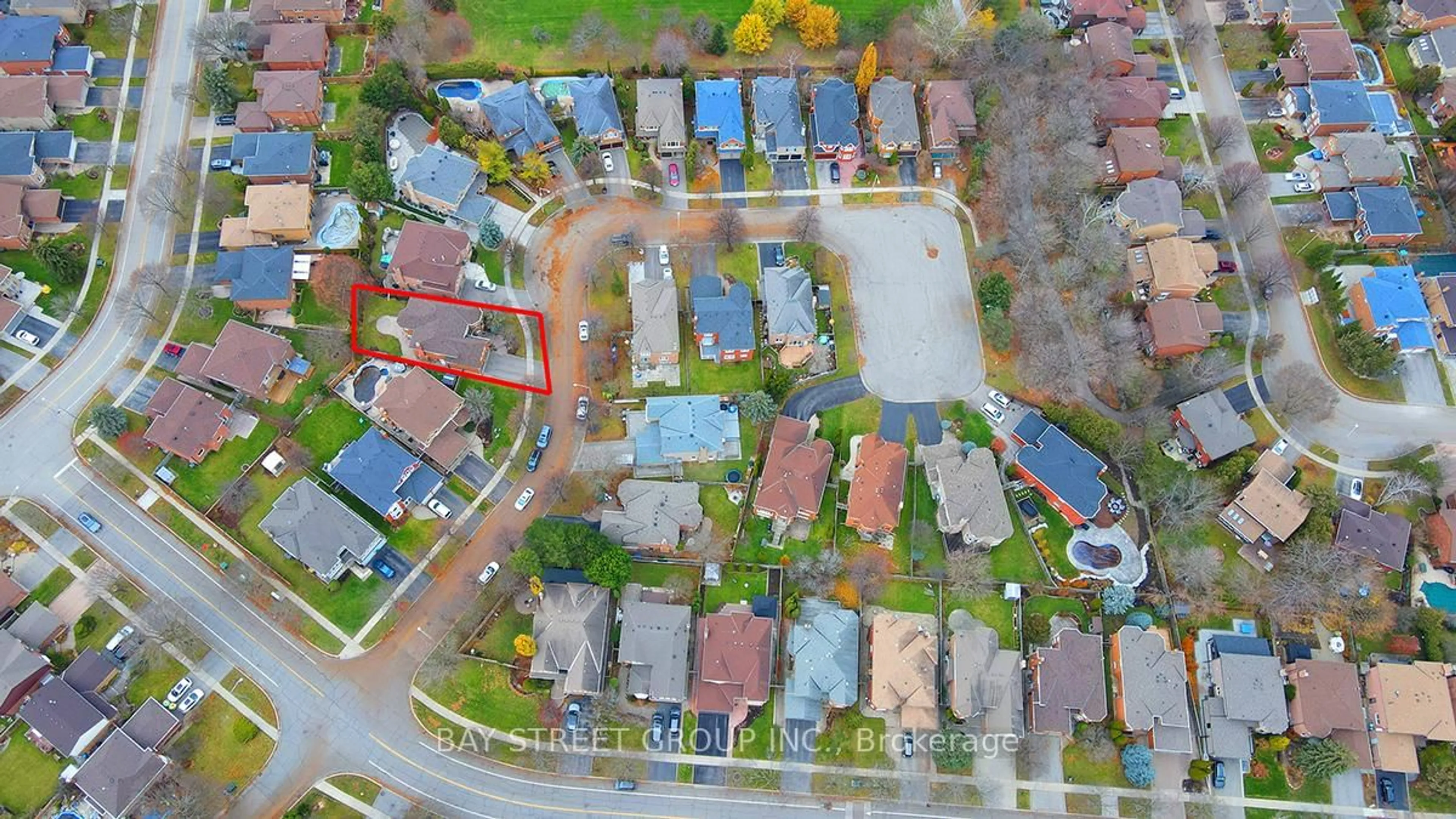 A pic from outside/outdoor area/front of a property/back of a property/a pic from drone, street for 8 Mooreland Crt, Markham Ontario L3P 7P8