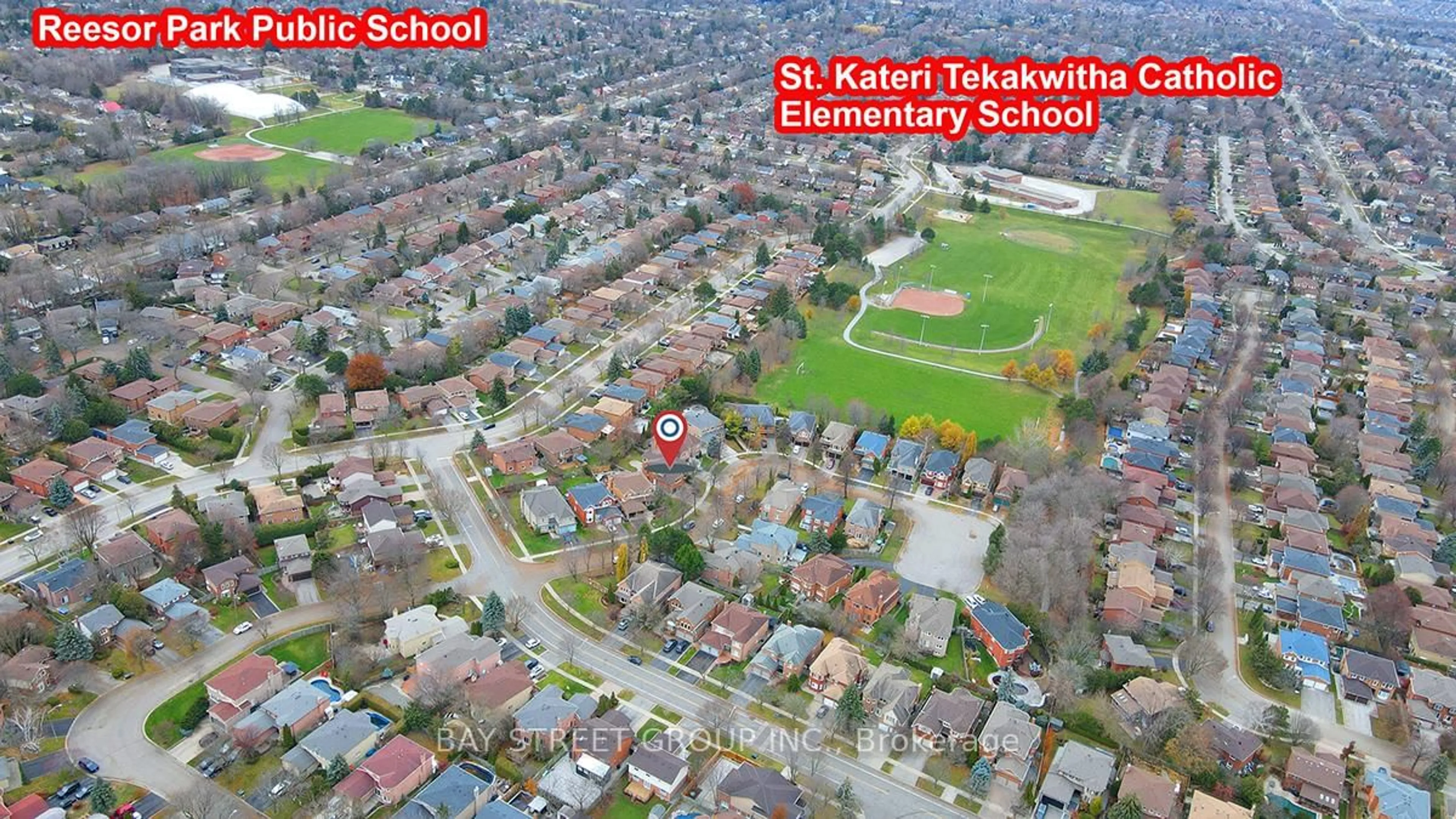 A pic from outside/outdoor area/front of a property/back of a property/a pic from drone, street for 8 Mooreland Crt, Markham Ontario L3P 7P8