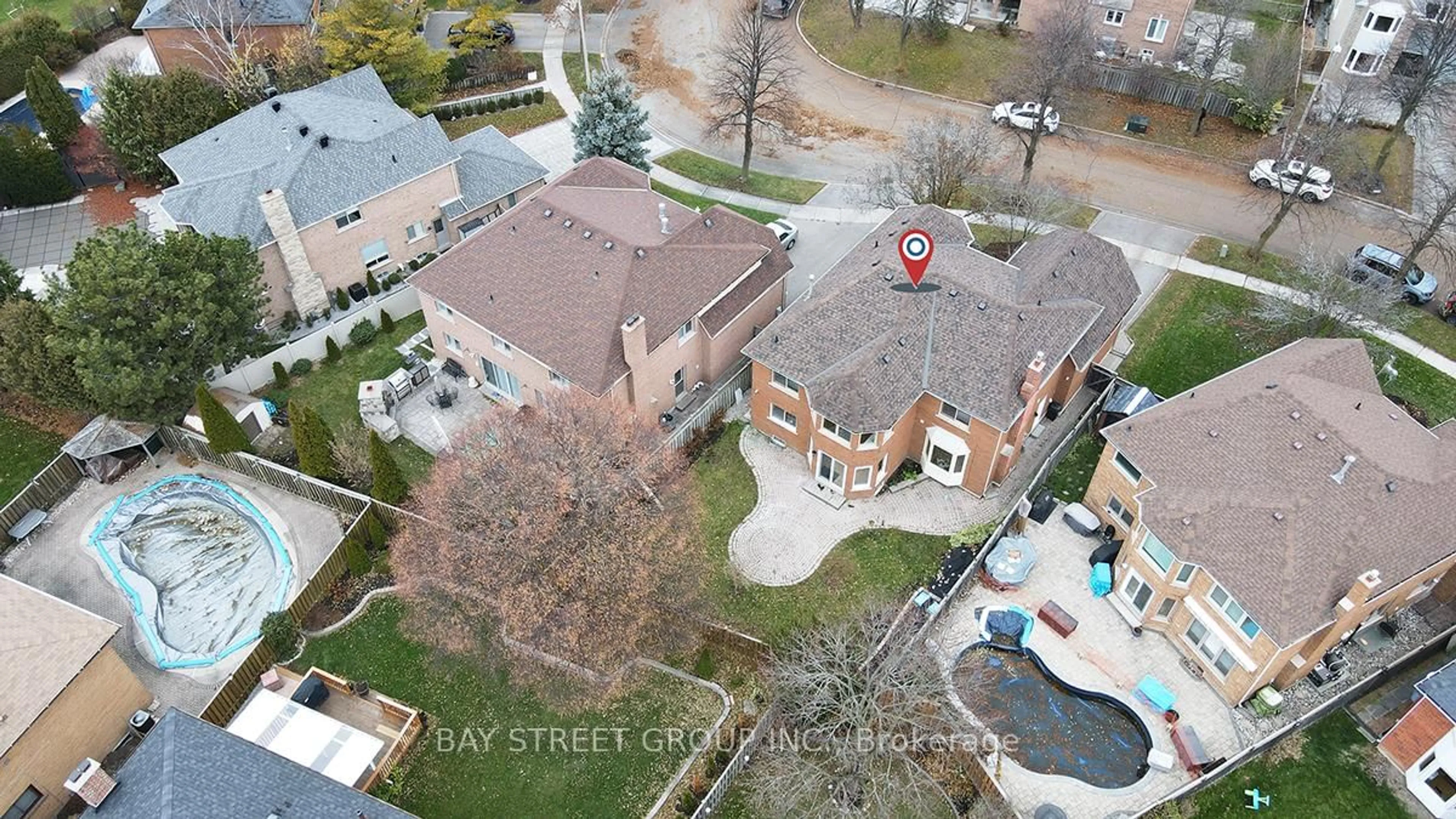 A pic from outside/outdoor area/front of a property/back of a property/a pic from drone, street for 8 Mooreland Crt, Markham Ontario L3P 7P8