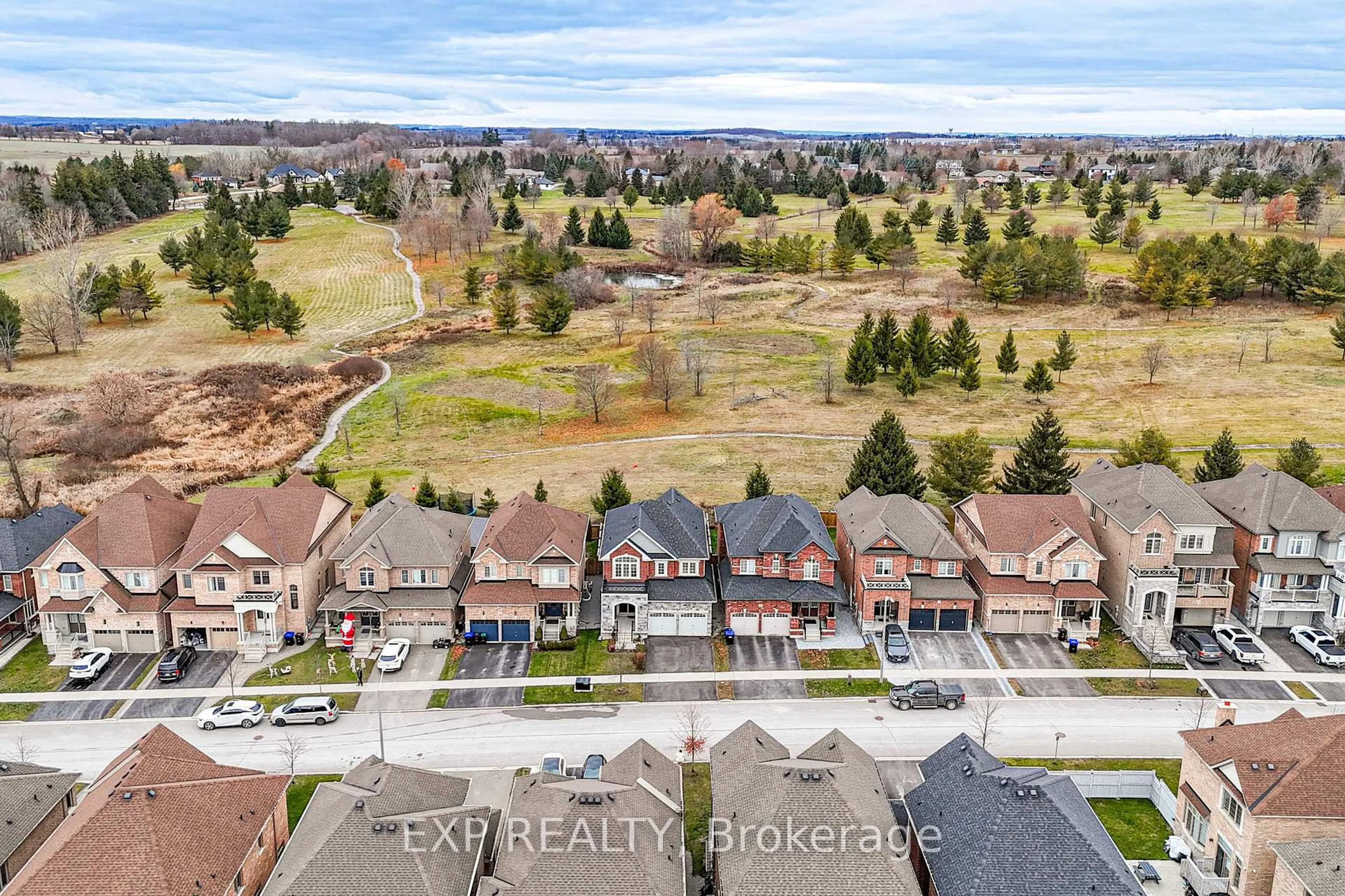 A pic from outside/outdoor area/front of a property/back of a property/a pic from drone, unknown for 166 Inverness Way, Bradford West Gwillimbury Ontario L3Z 2A6