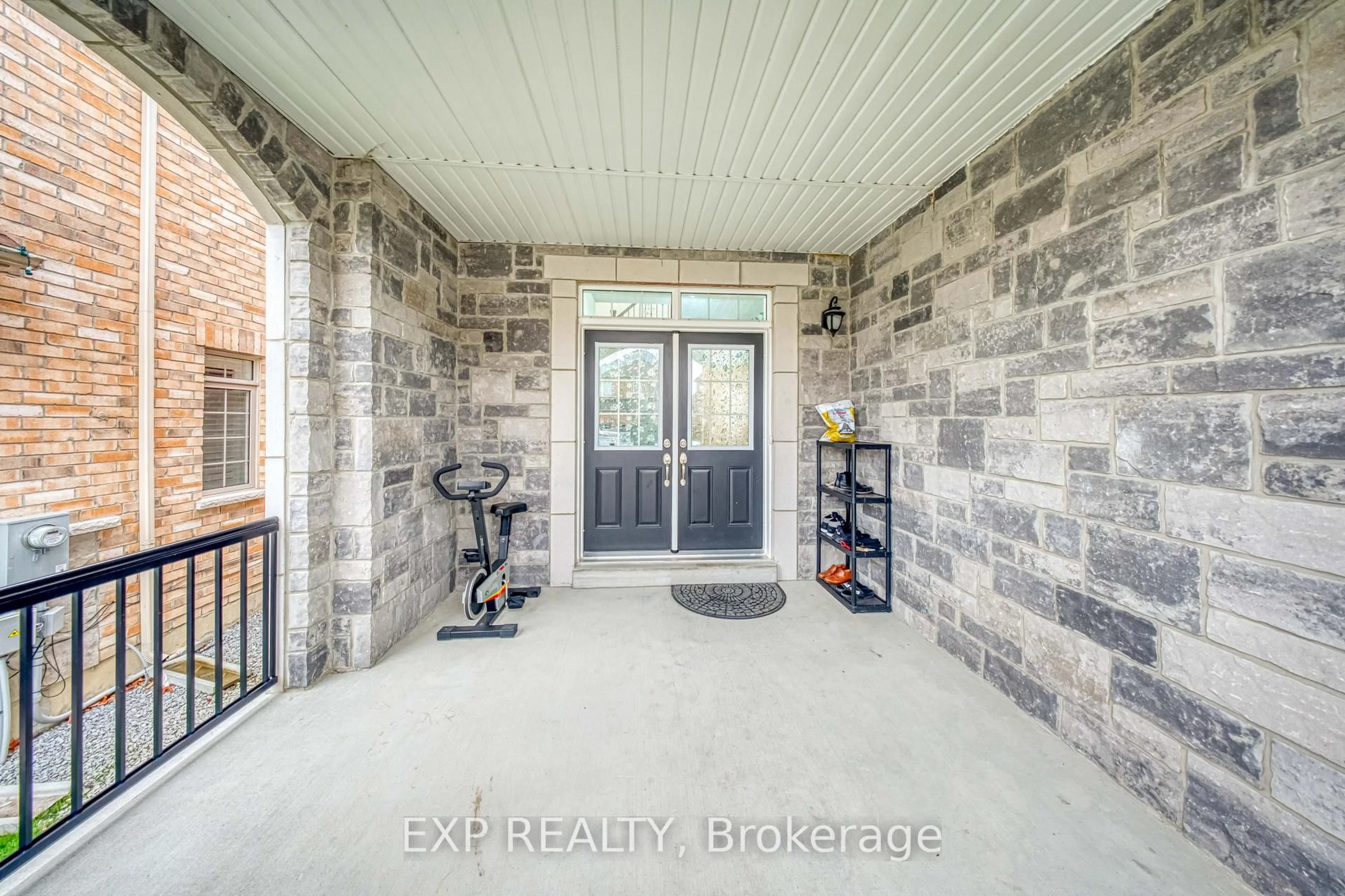 Indoor entryway for 166 Inverness Way, Bradford West Gwillimbury Ontario L3Z 2A6