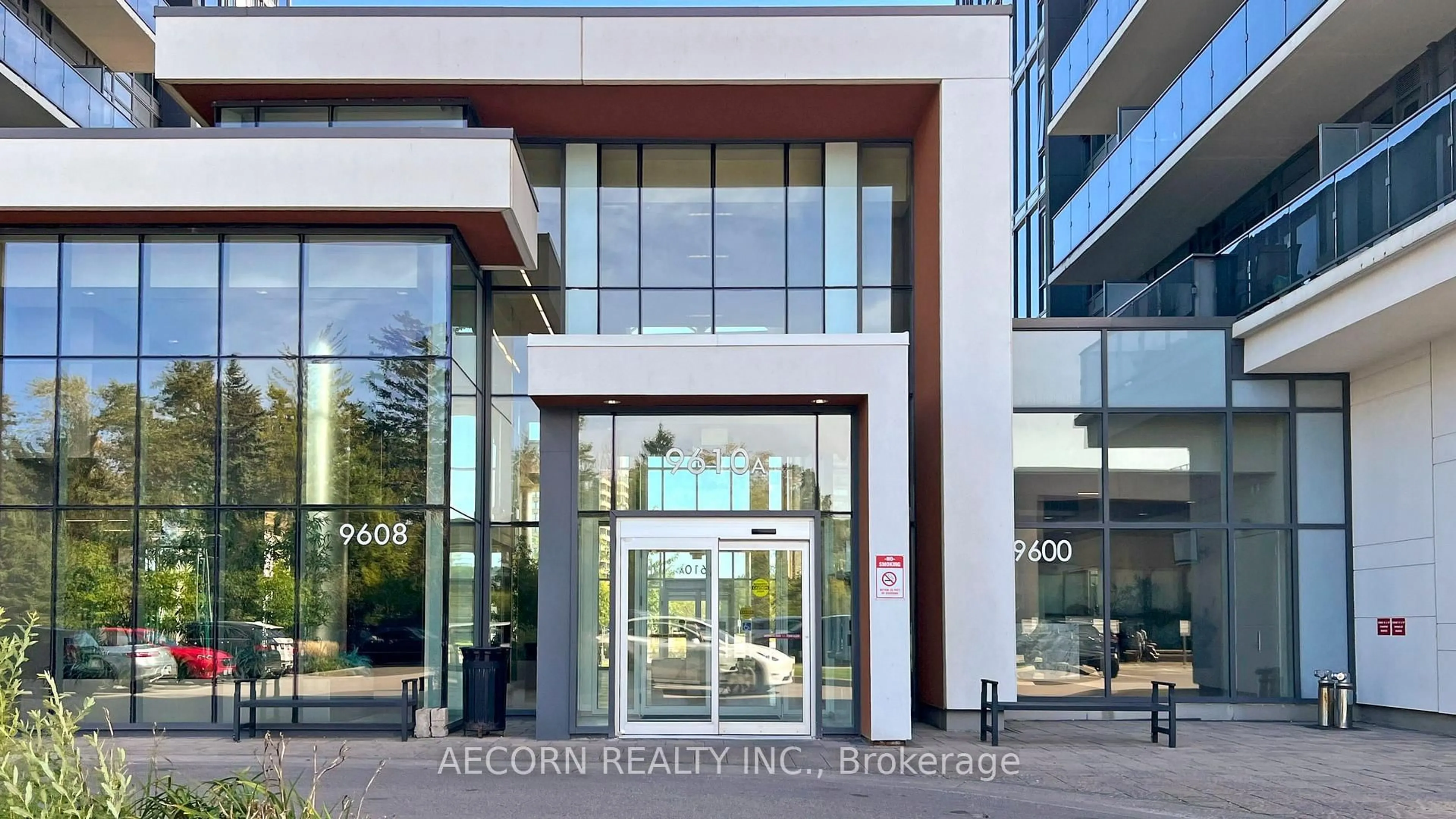 Indoor foyer for 9600 Yonge St #1111B, Richmond Hill Ontario L4C 0X3