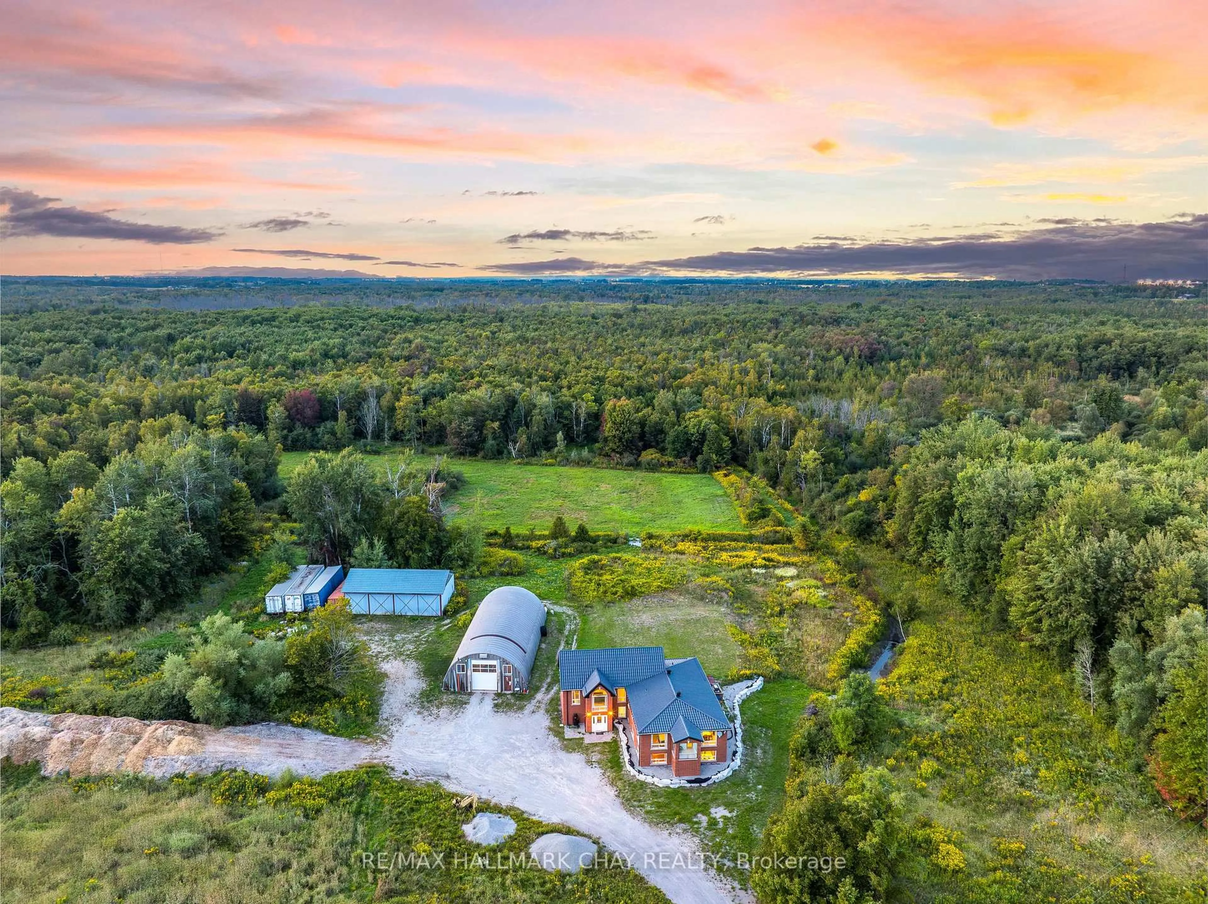 A pic from outside/outdoor area/front of a property/back of a property/a pic from drone, mountain view for 2702 6th Line, Innisfil Ontario L9S 4S4