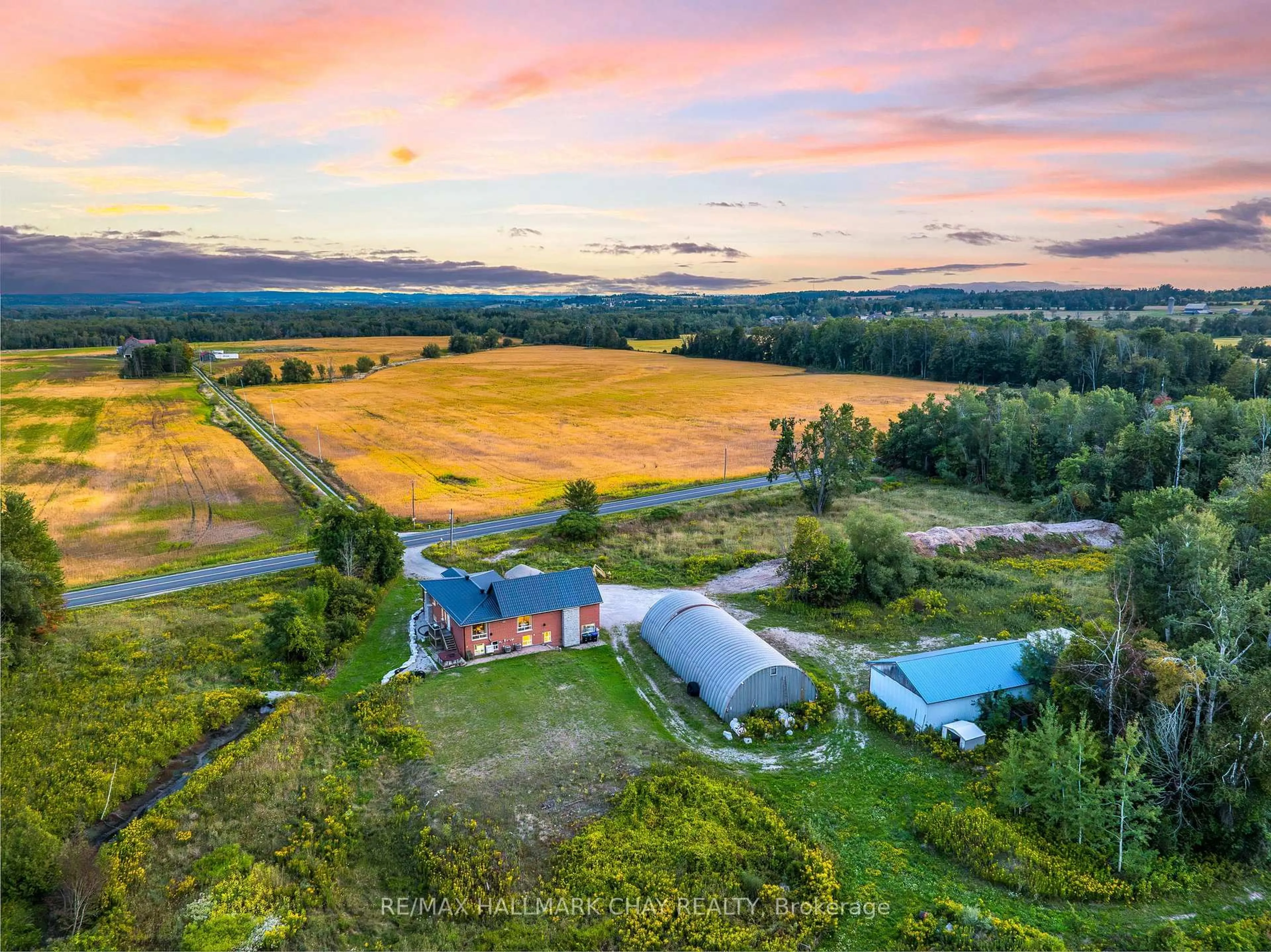 A pic from outside/outdoor area/front of a property/back of a property/a pic from drone, mountain view for 2702 6th Line, Innisfil Ontario L9S 4S4