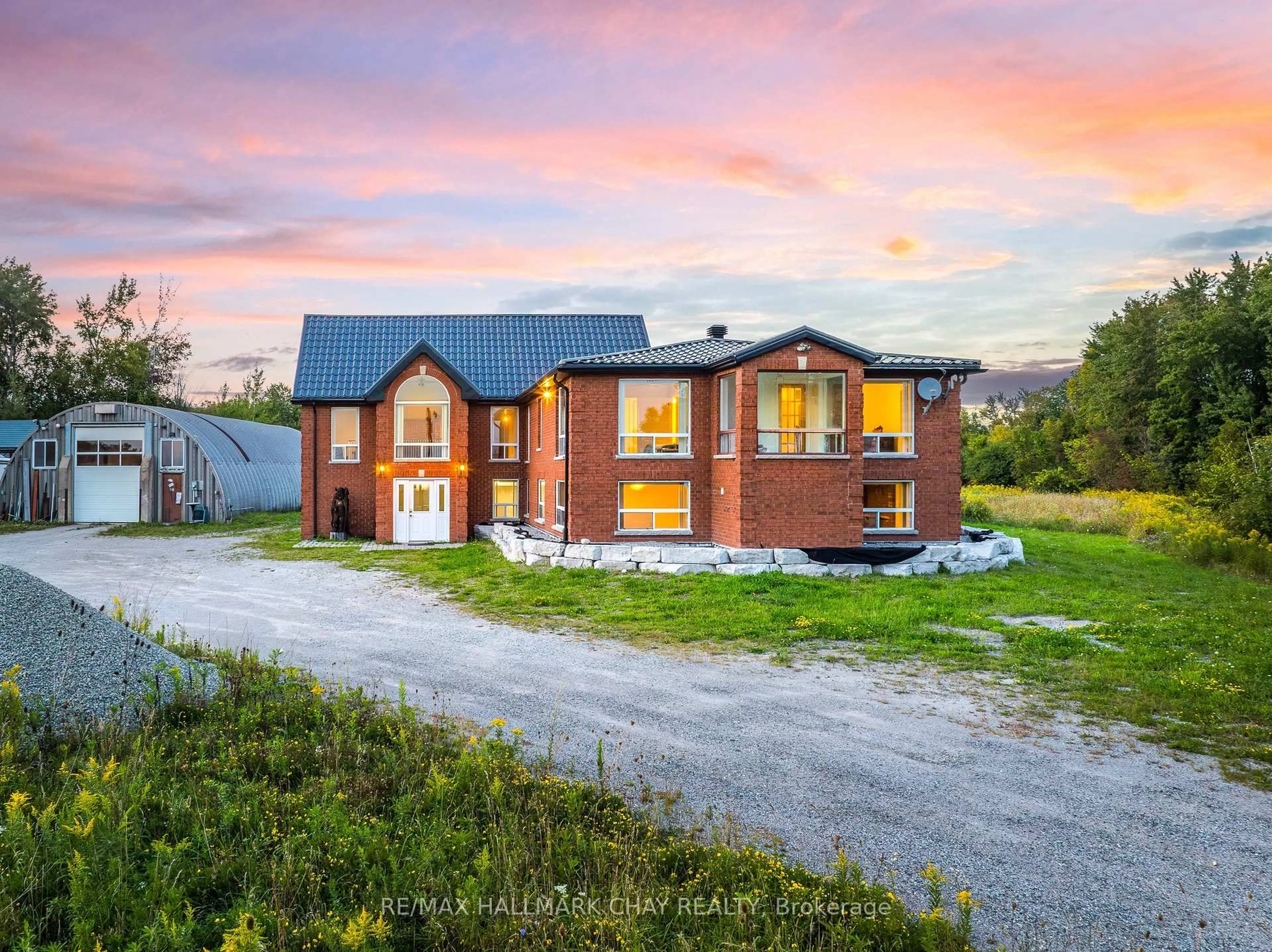 A pic from outside/outdoor area/front of a property/back of a property/a pic from drone, building for 2702 6th Line, Innisfil Ontario L9S 4S4