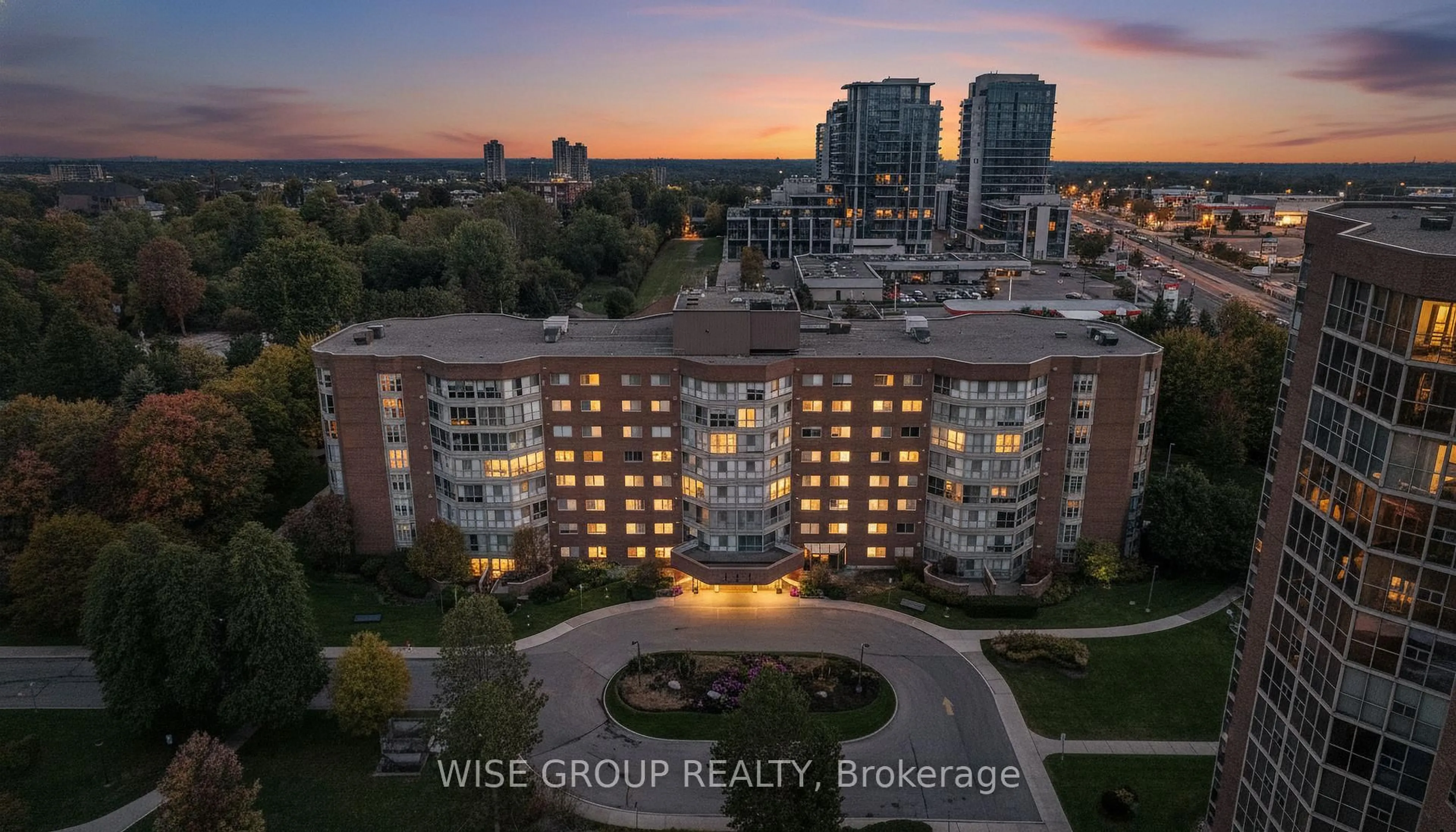 A pic from outside/outdoor area/front of a property/back of a property/a pic from drone, city buildings view from balcony for 5 Weldrick Rd #113, Richmond Hill Ontario L4C 8S9