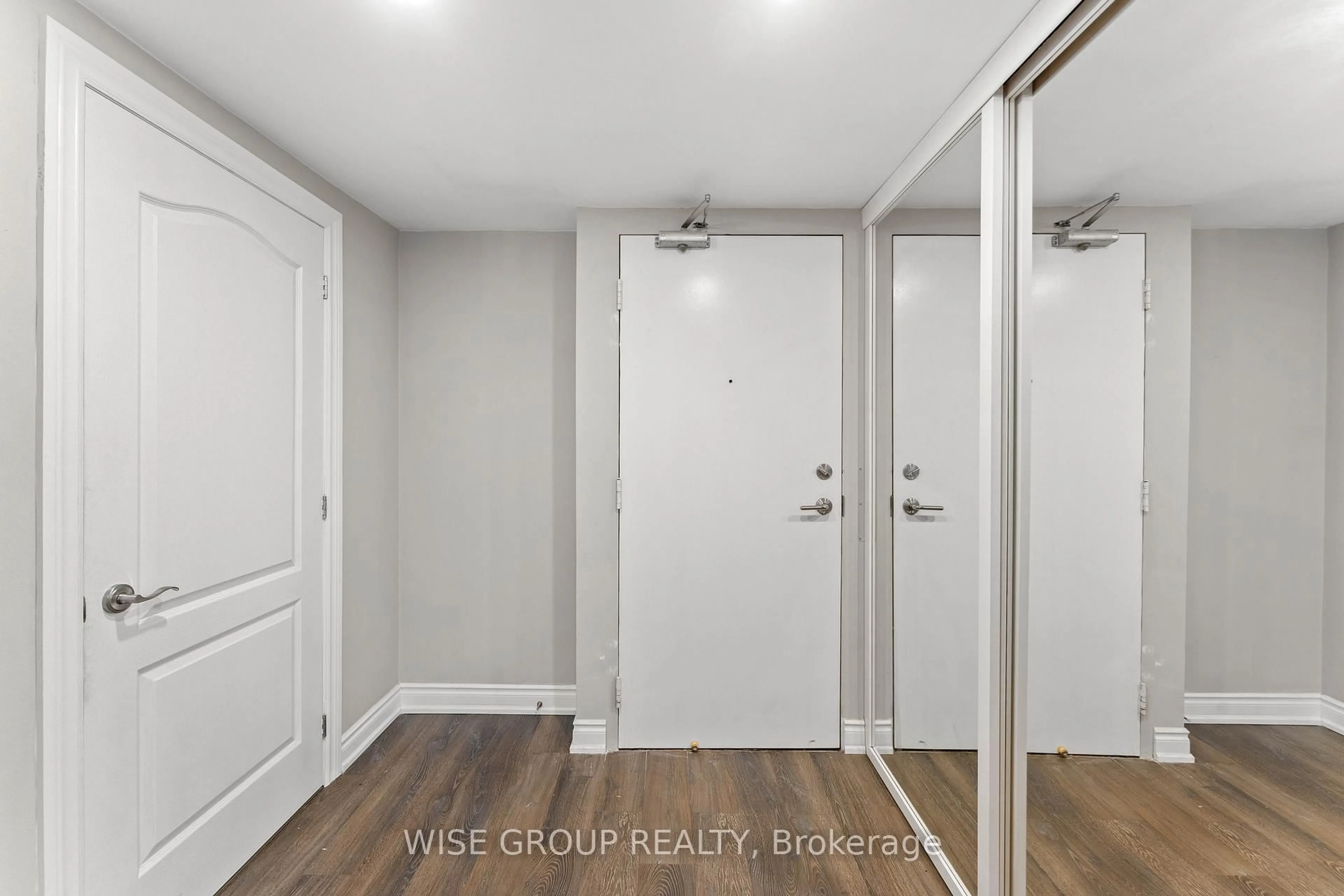 Indoor entryway for 5 Weldrick Rd #113, Richmond Hill Ontario L4C 8S9
