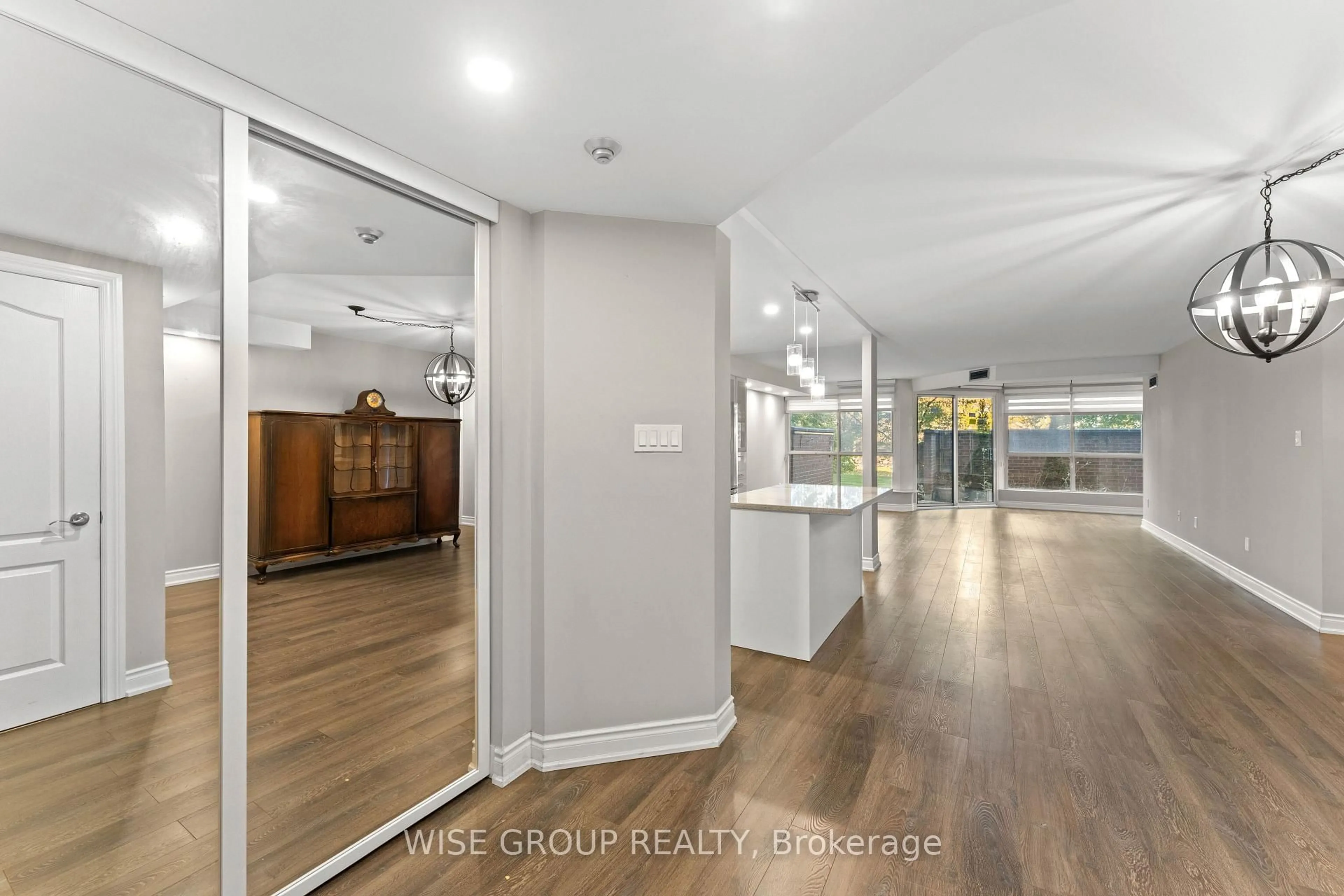 Indoor entryway for 5 Weldrick Rd #113, Richmond Hill Ontario L4C 8S9