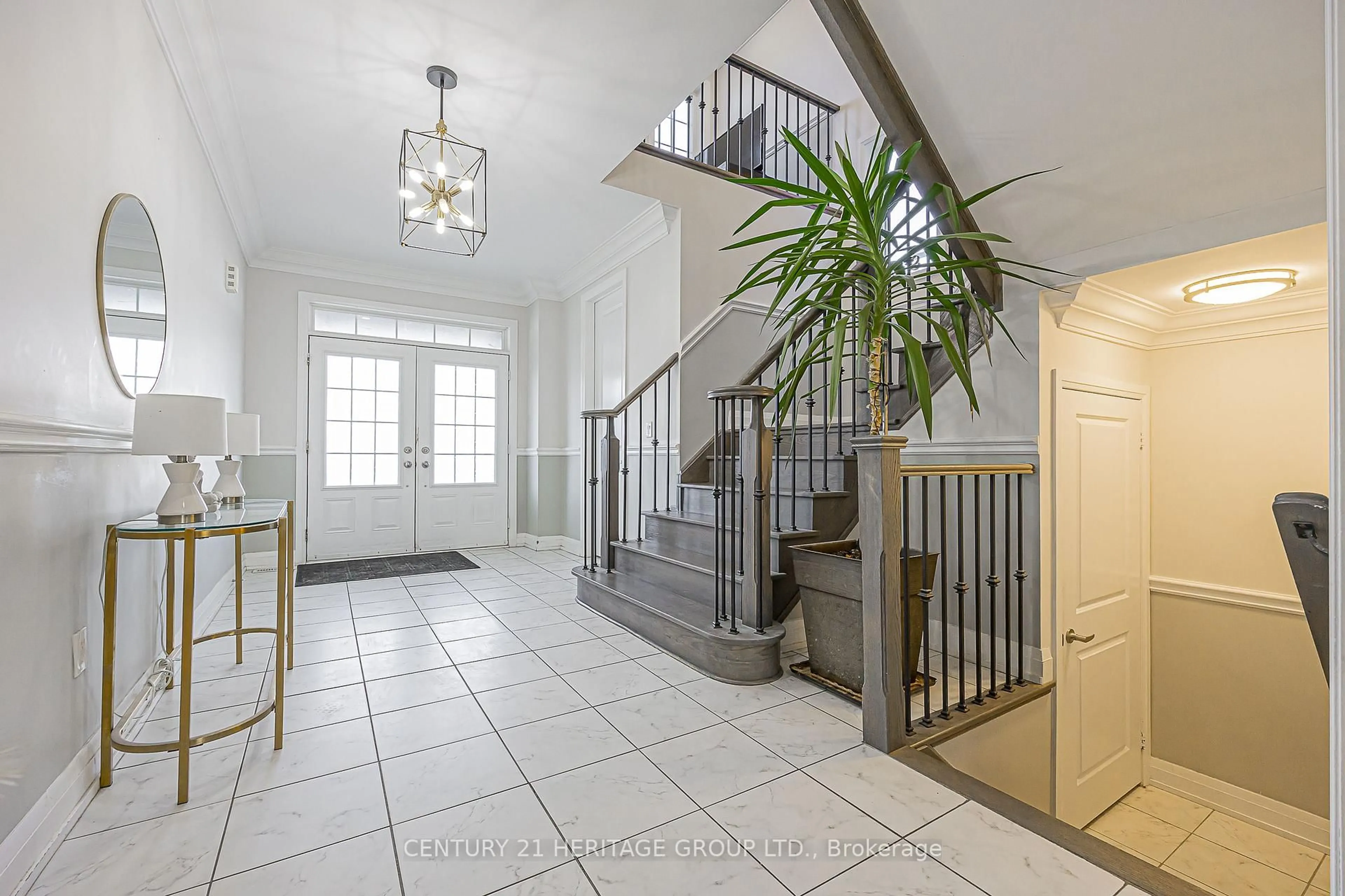 Indoor foyer for 108 Frank Kelly Dr, East Gwillimbury Ontario L9N 0V3