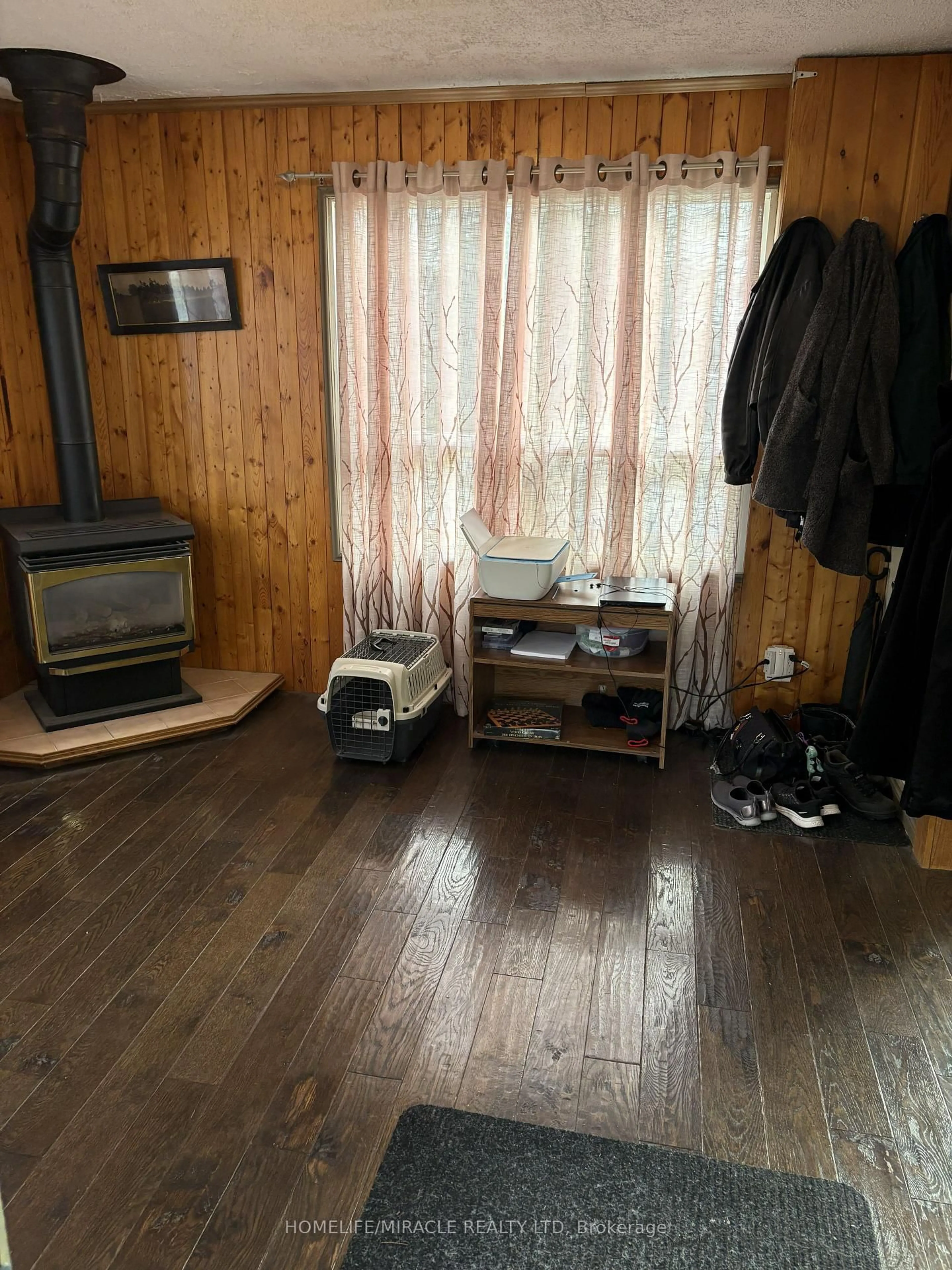 A pic of a room for 2 Della St, Georgina Ontario L0E 1R0