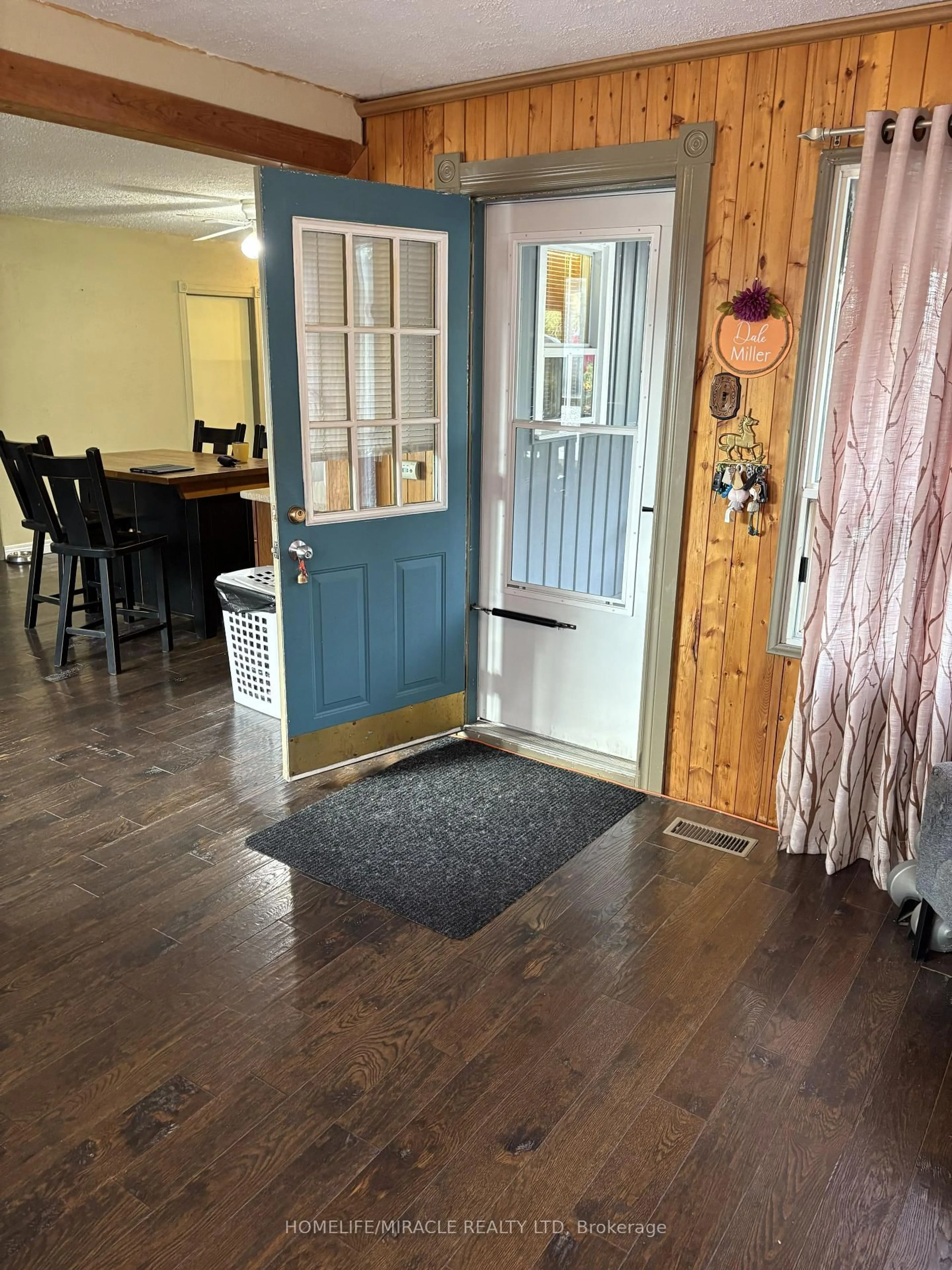 Indoor entryway for 2 Della St, Georgina Ontario L0E 1R0