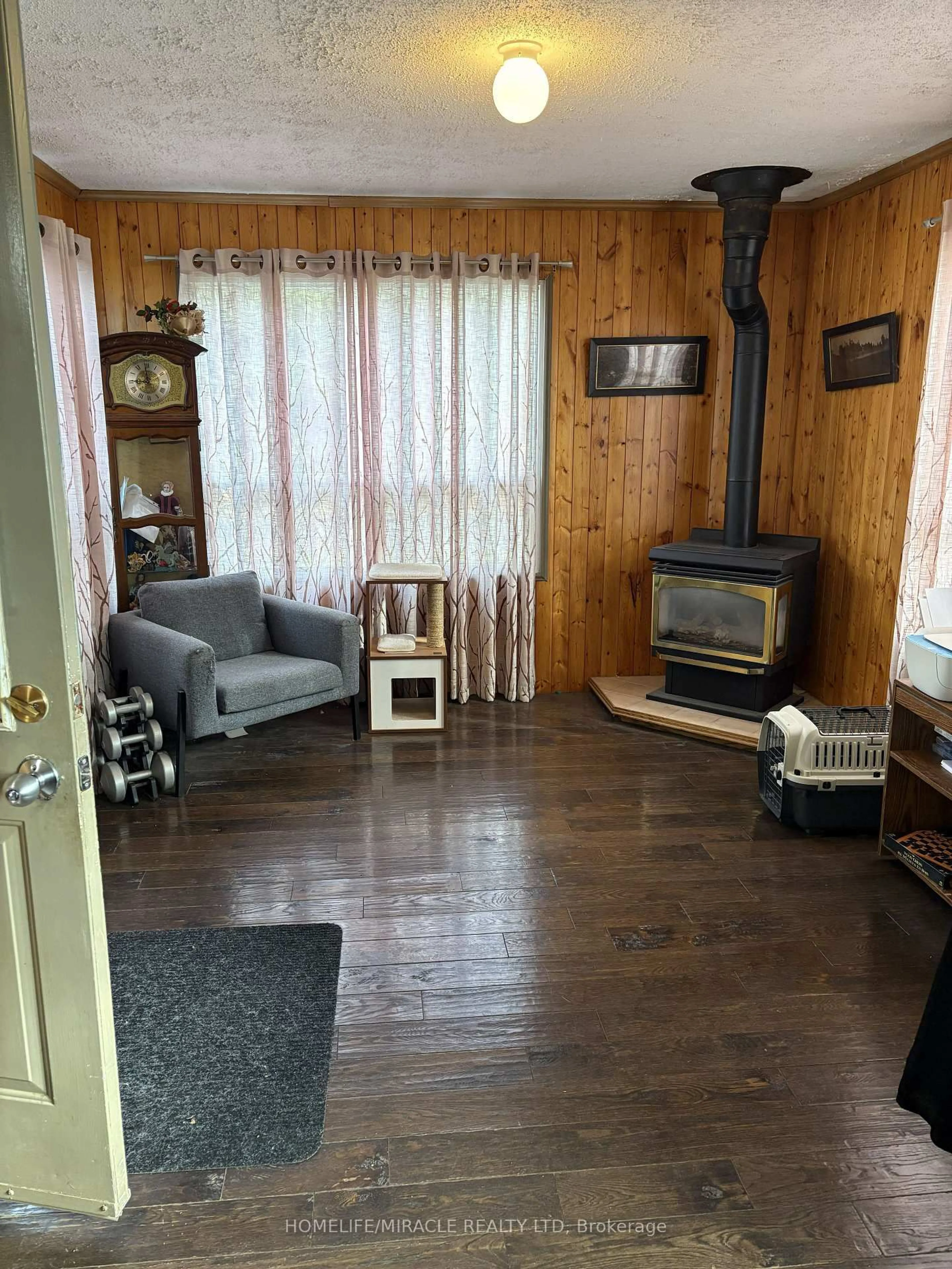 A pic of a room for 2 Della St, Georgina Ontario L0E 1R0