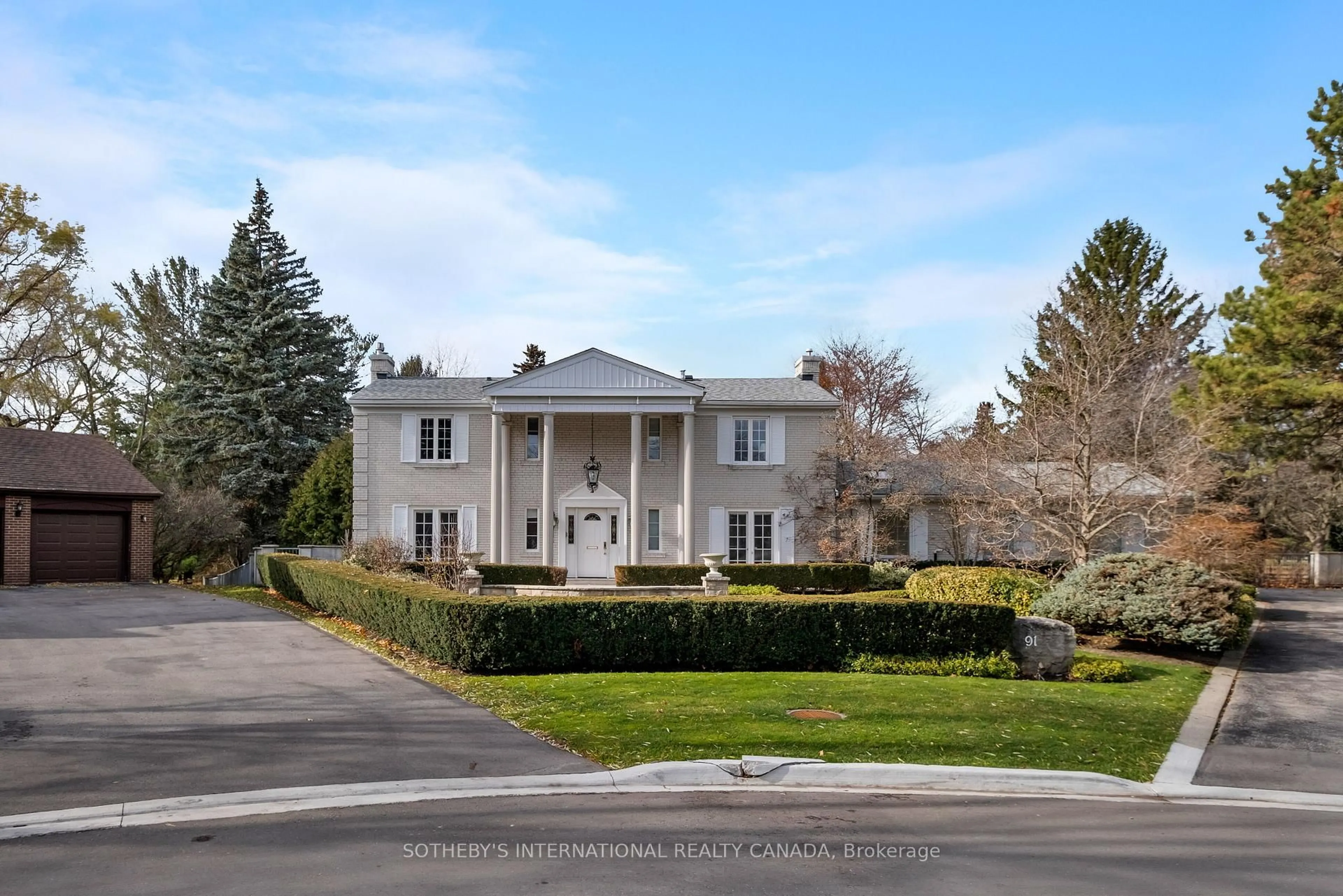 A pic from outside/outdoor area/front of a property/back of a property/a pic from drone, street for 91 Fairway Heights Dr, Markham Ontario L3T 3A7