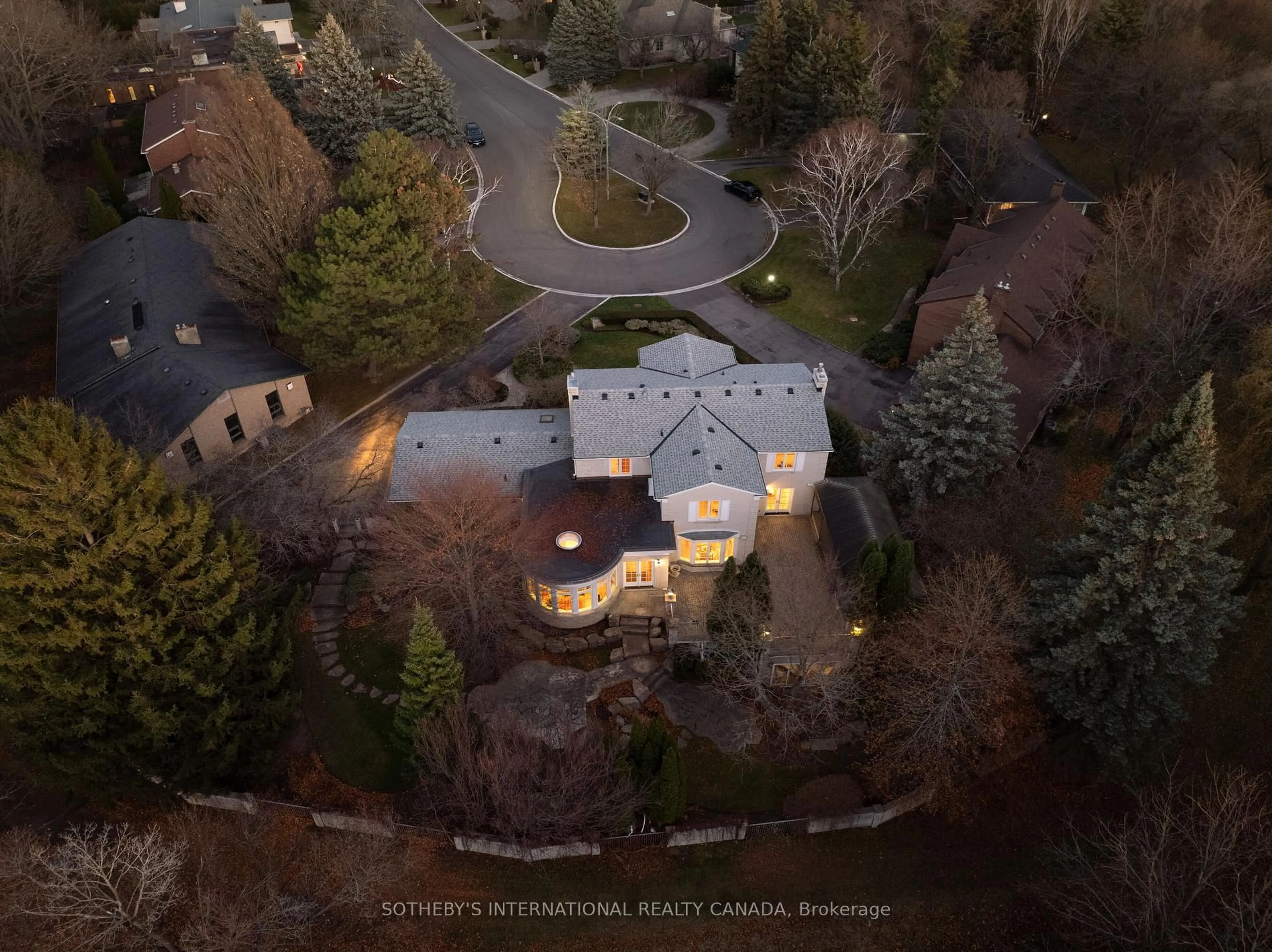 A pic from outside/outdoor area/front of a property/back of a property/a pic from drone, street for 91 Fairway Heights Dr, Markham Ontario L3T 3A7