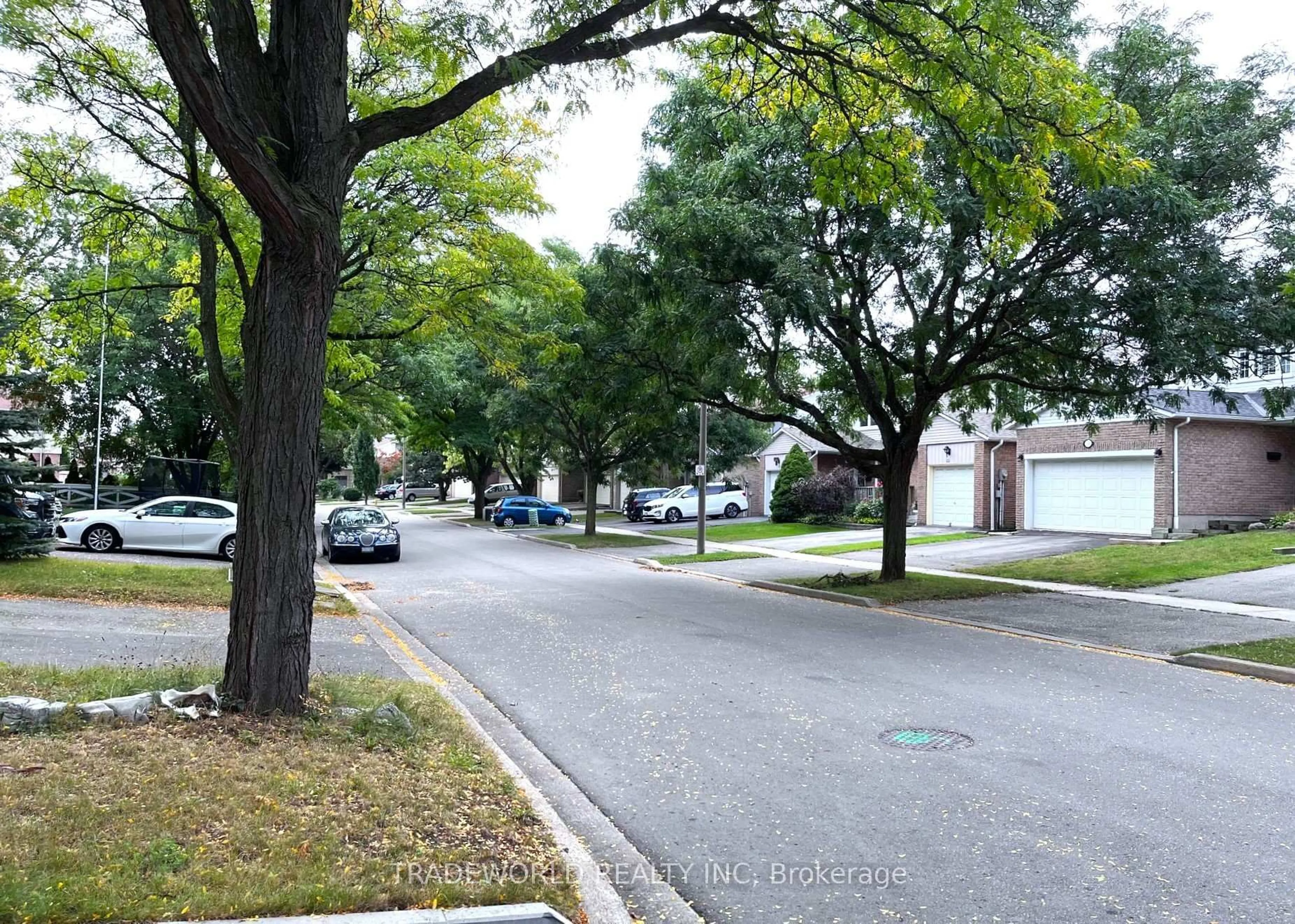 A pic from outside/outdoor area/front of a property/back of a property/a pic from drone, street for 122 Tamarack Dr, Markham Ontario L3T 4X4