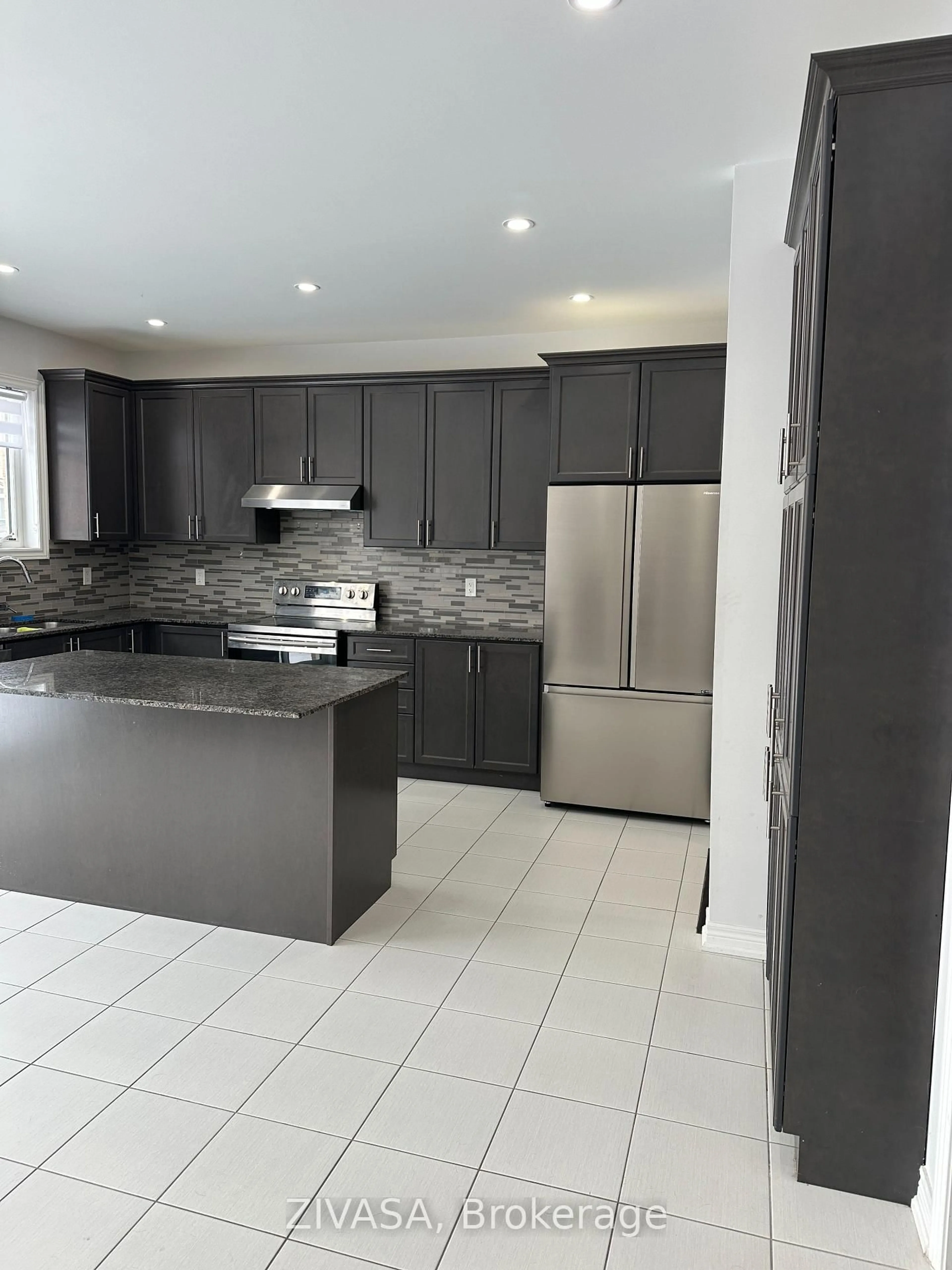 Open concept kitchen, ceramic/tile floor for 976 Green St, Innisfil Ontario L0L 1W0