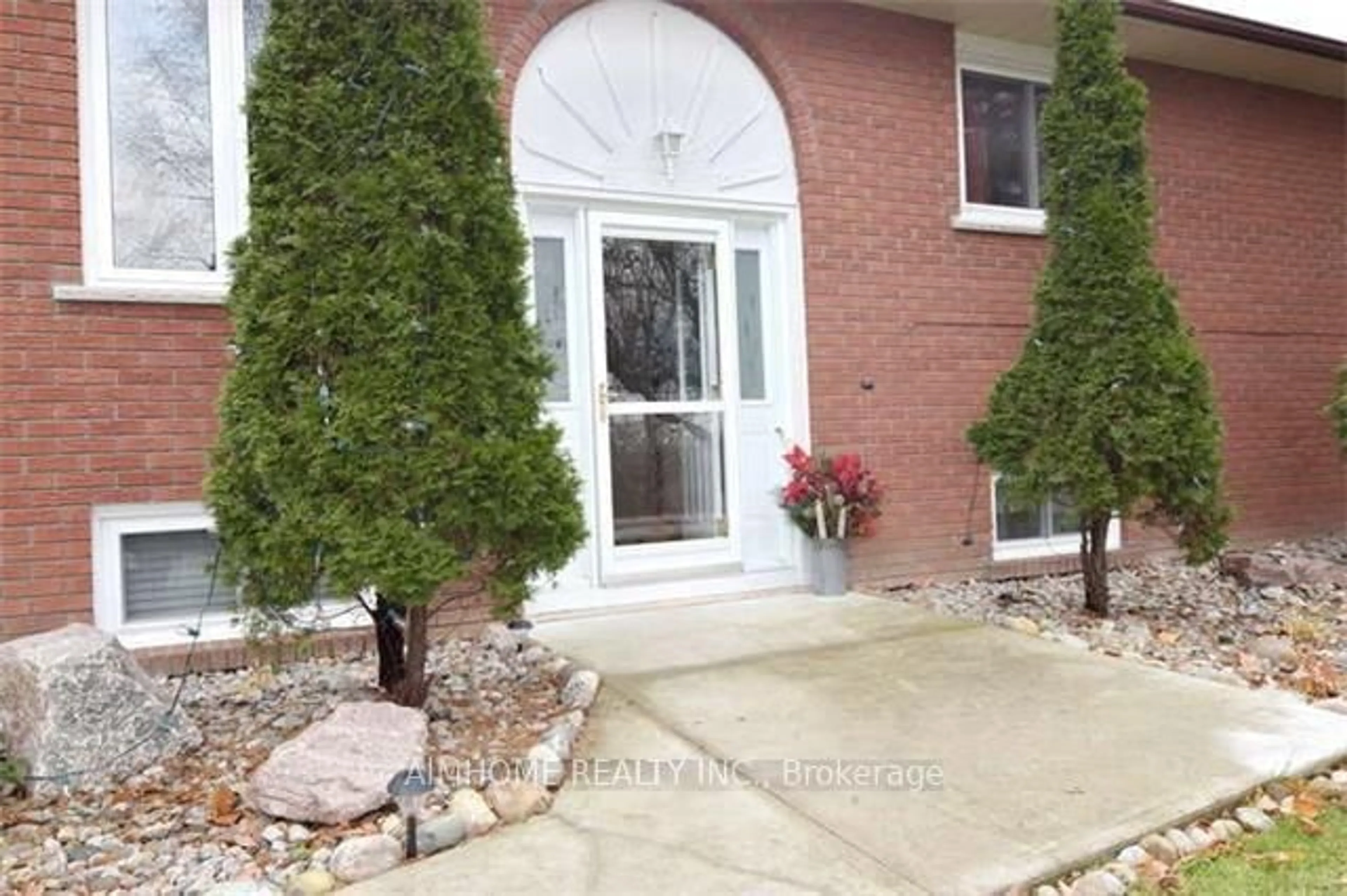 Indoor entryway for 133 Church St, Georgina Ontario L4P 1J4