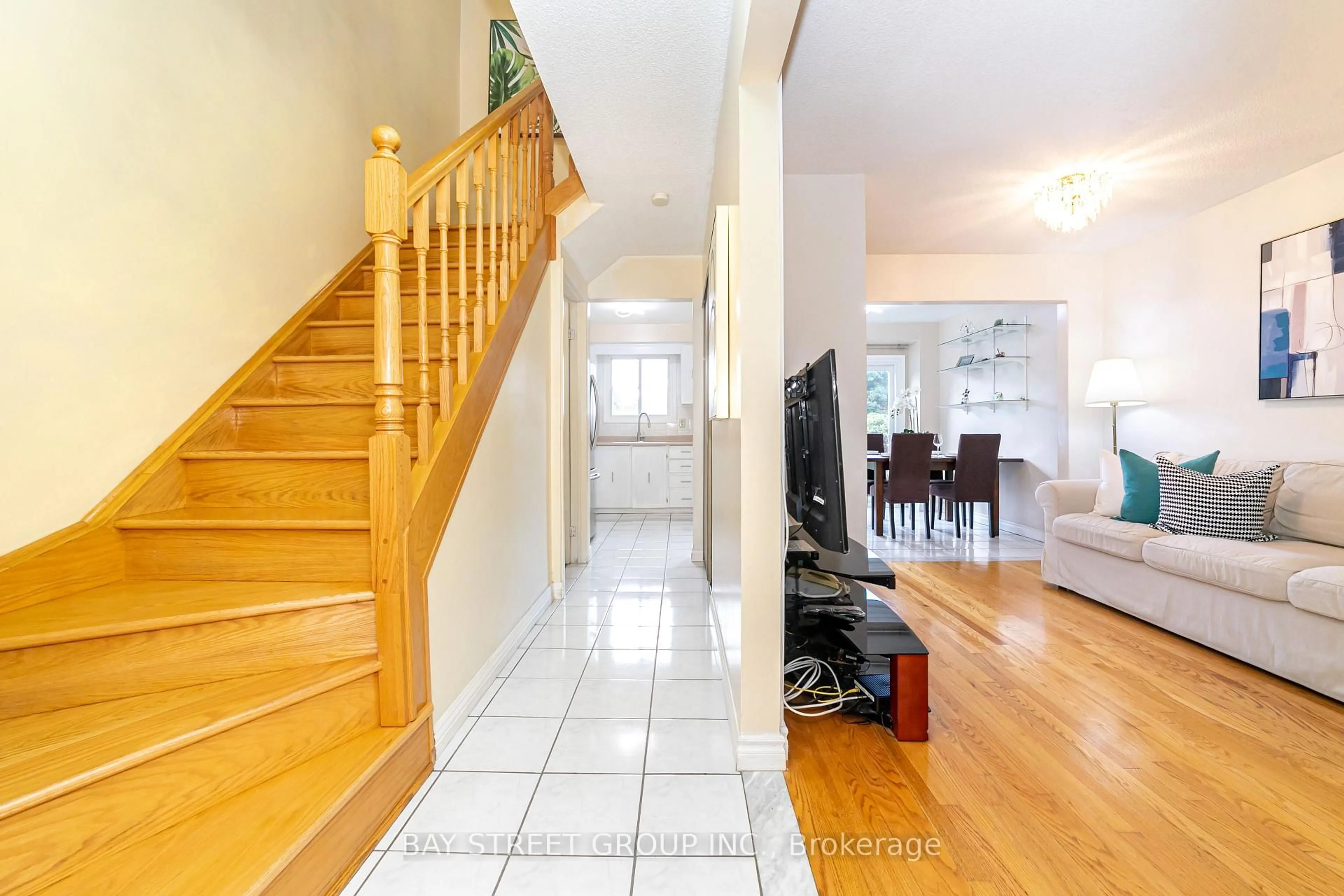 Indoor foyer for 61 Mabley Cres, Vaughan Ontario L4J 2Z7