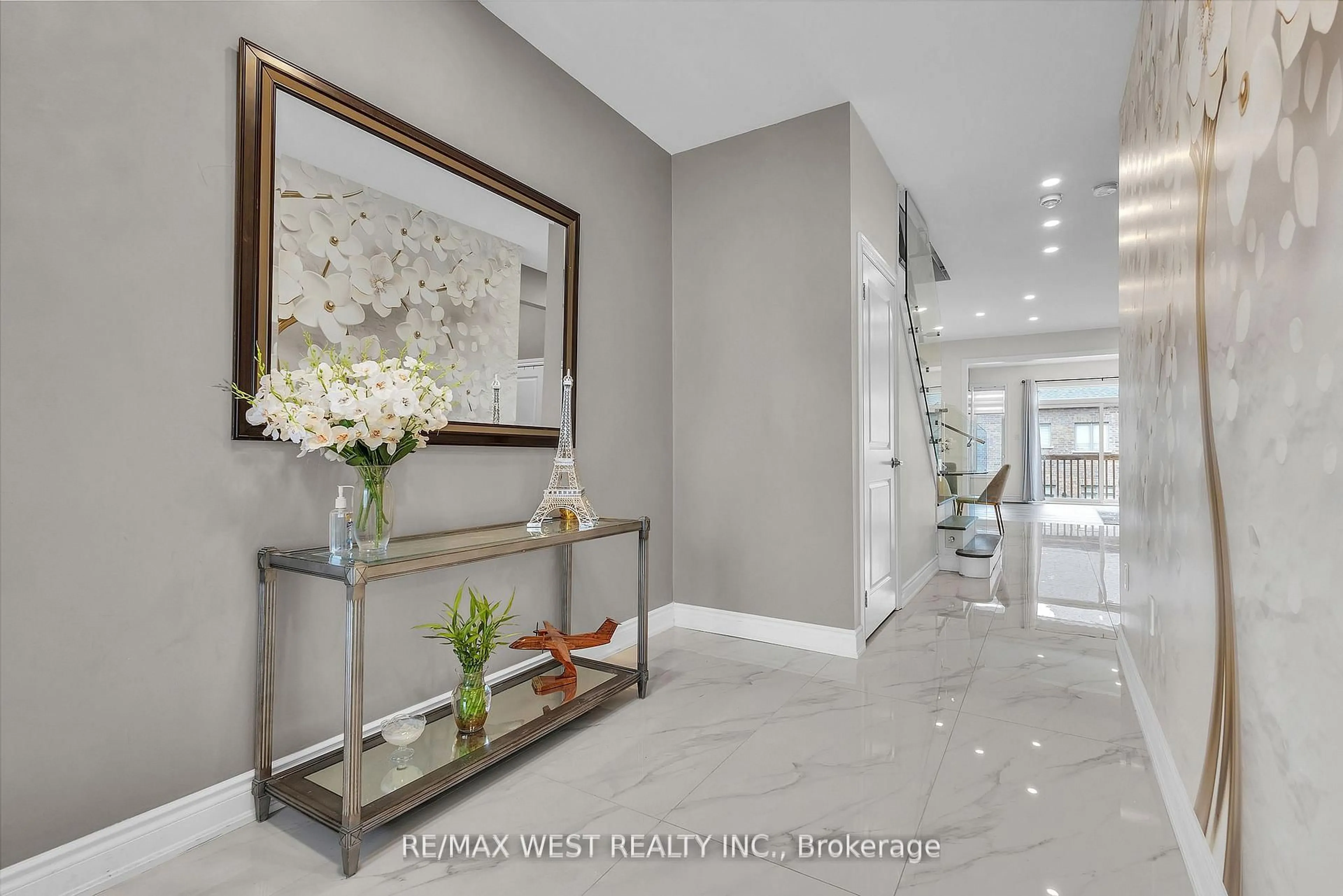 Indoor entryway for 61 Zenith Ave, Vaughan Ontario L4H 4L1