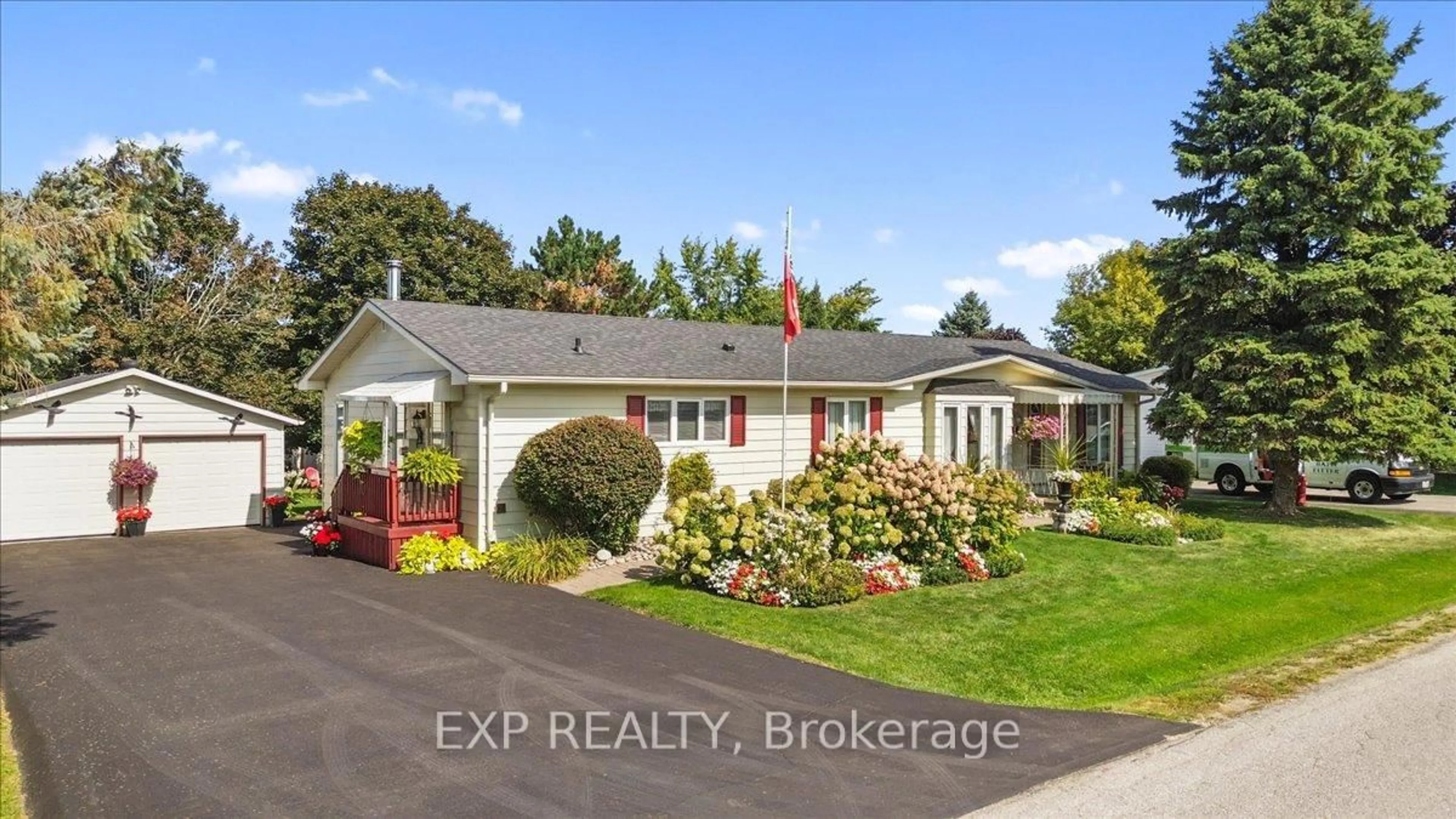 A pic from outside/outdoor area/front of a property/back of a property/a pic from drone, street for 36 Juno Cres, Georgina Ontario L0E 1R0
