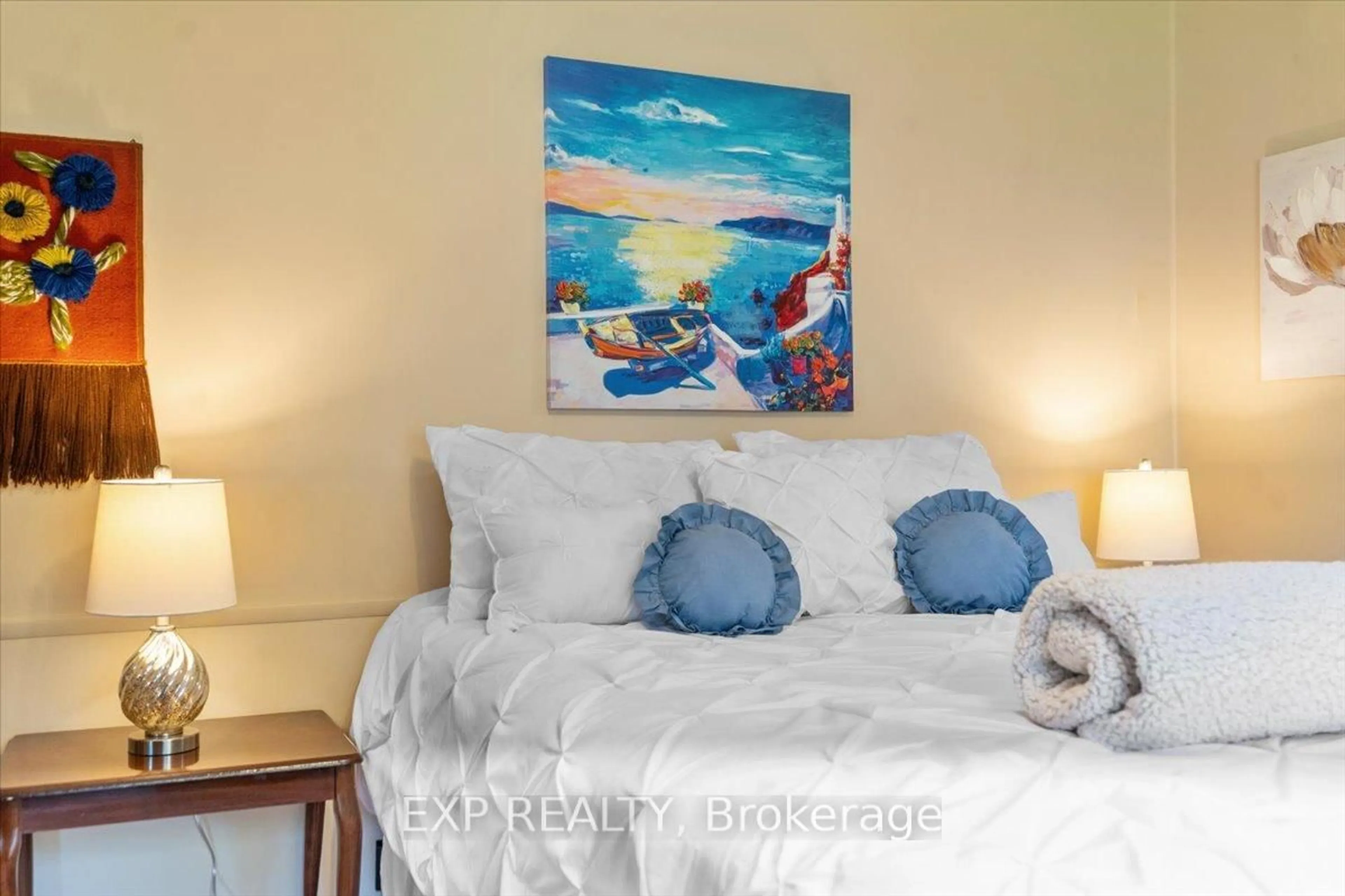 Bedroom with bed, unknown for 36 Juno Cres, Georgina Ontario L0E 1R0