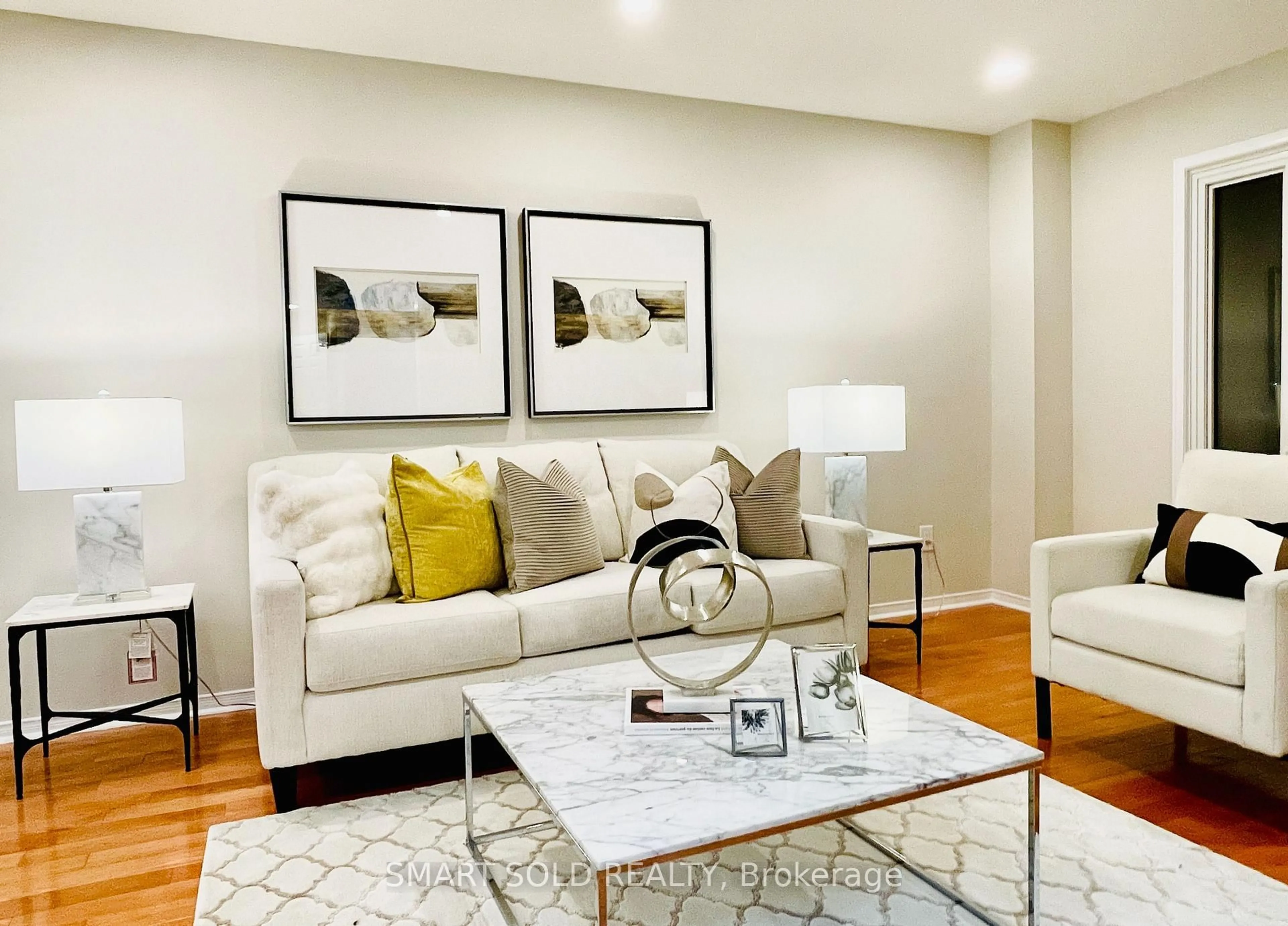 Living room with furniture, unknown for 44 Castleridge Dr, Richmond Hill Ontario L4B 1P8