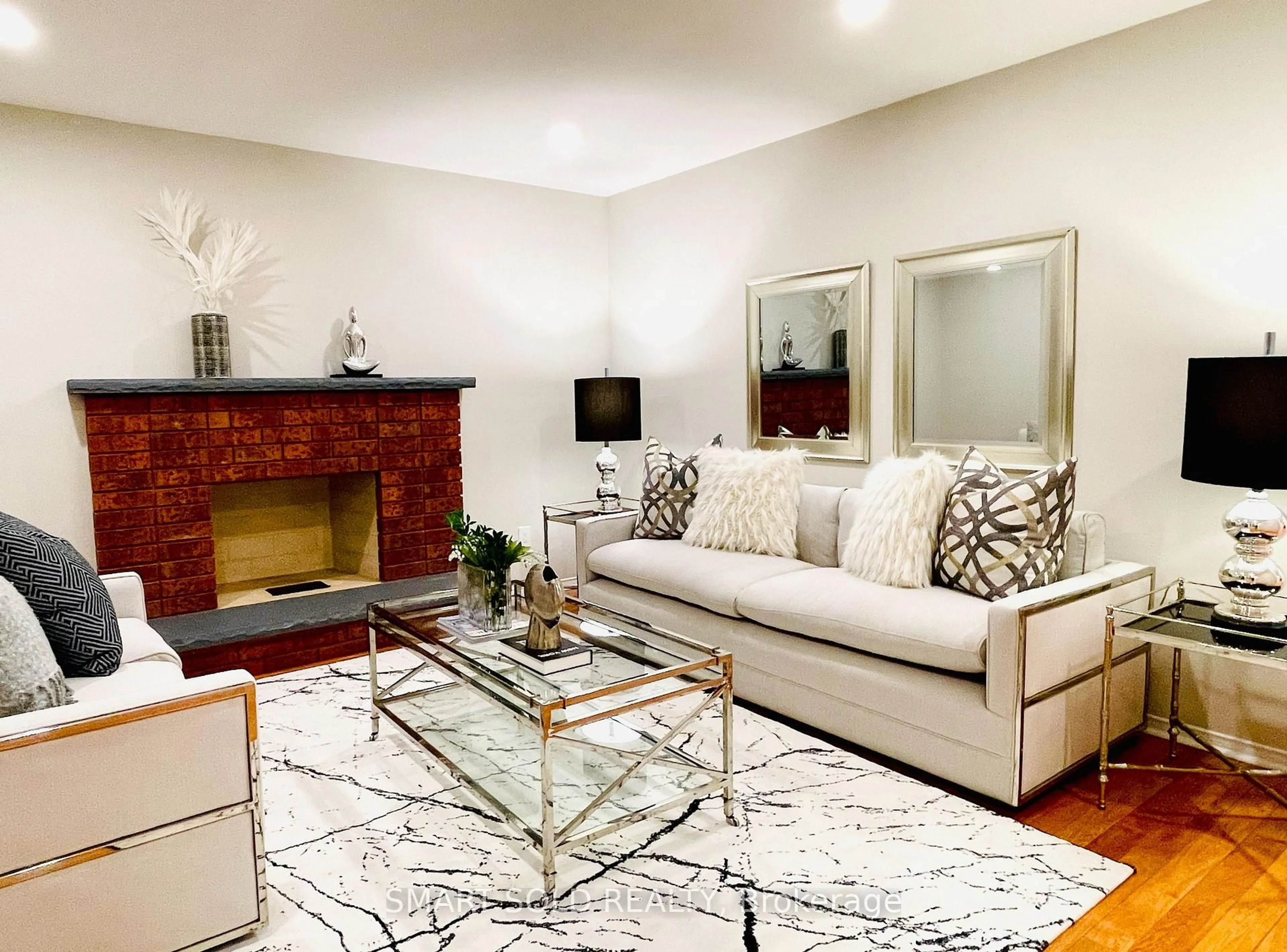 Living room with furniture, unknown for 44 Castleridge Dr, Richmond Hill Ontario L4B 1P8