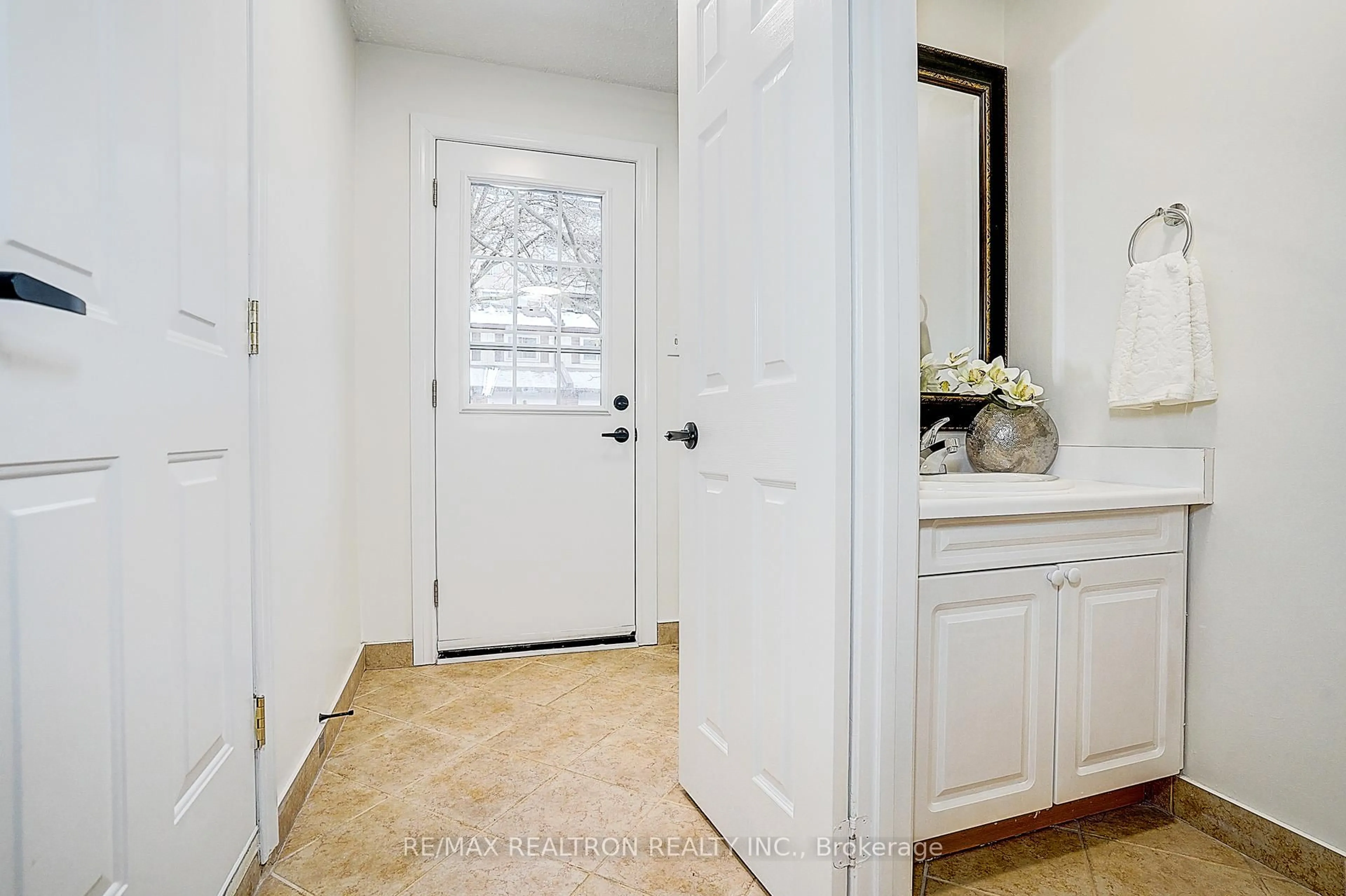 Indoor entryway for 4 Thatchers Mill Way, Markham Ontario L3P 3T3