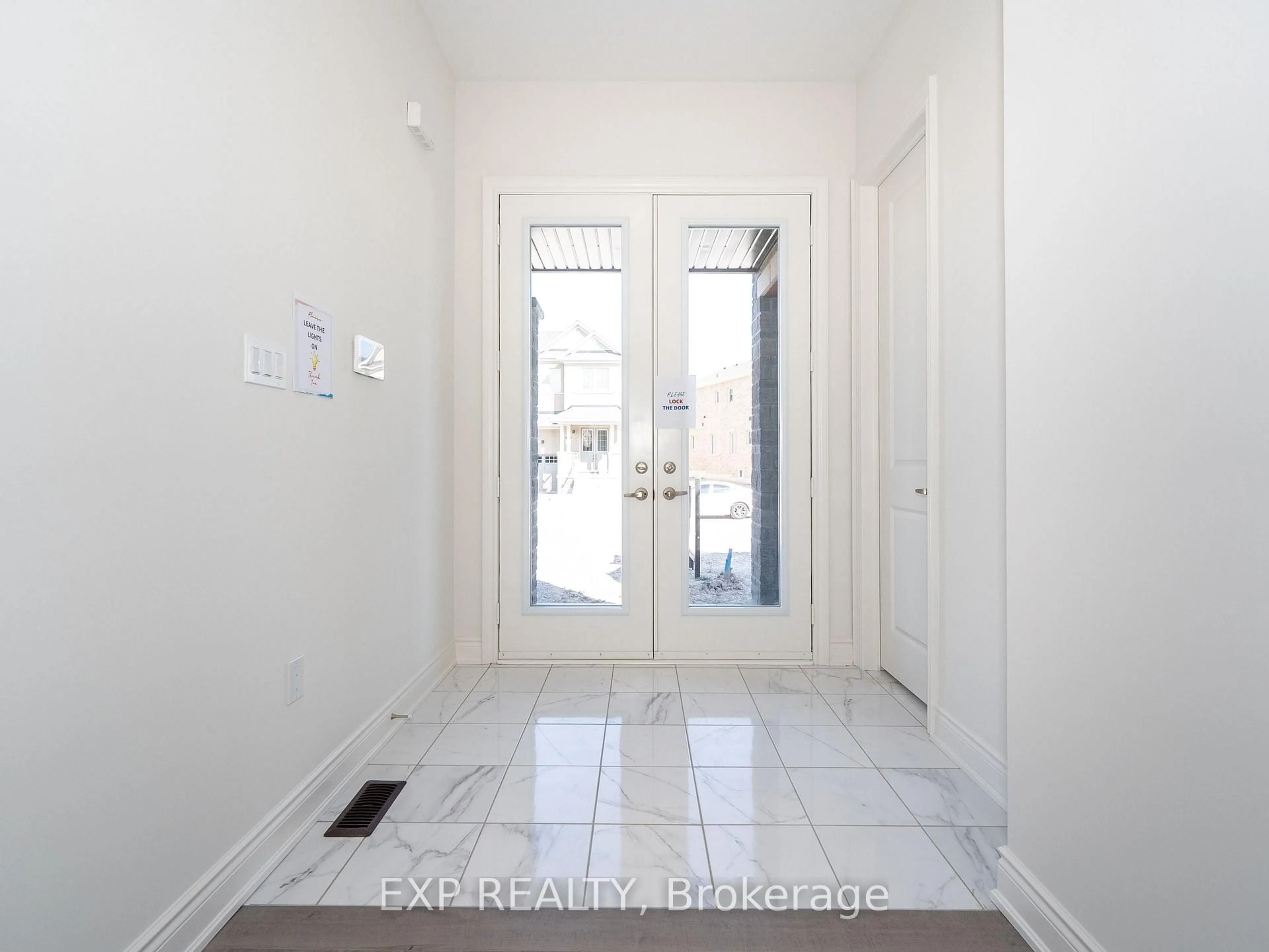 Indoor entryway for 15 Monticola Ave, Richmond Hill Ontario L4B 0J1