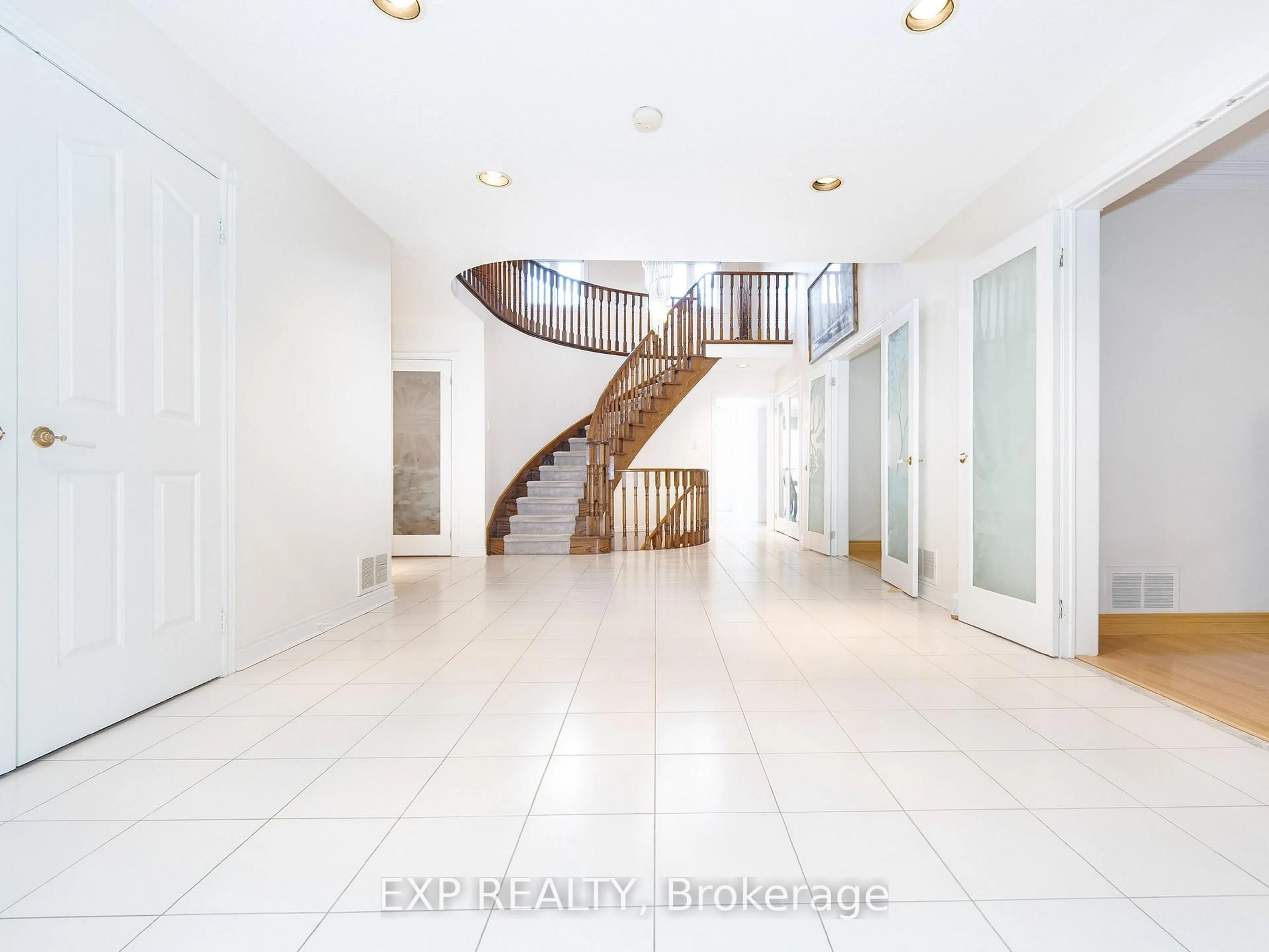 Indoor foyer for 41 Montclair Rd, Richmond Hill Ontario L4B 2S6