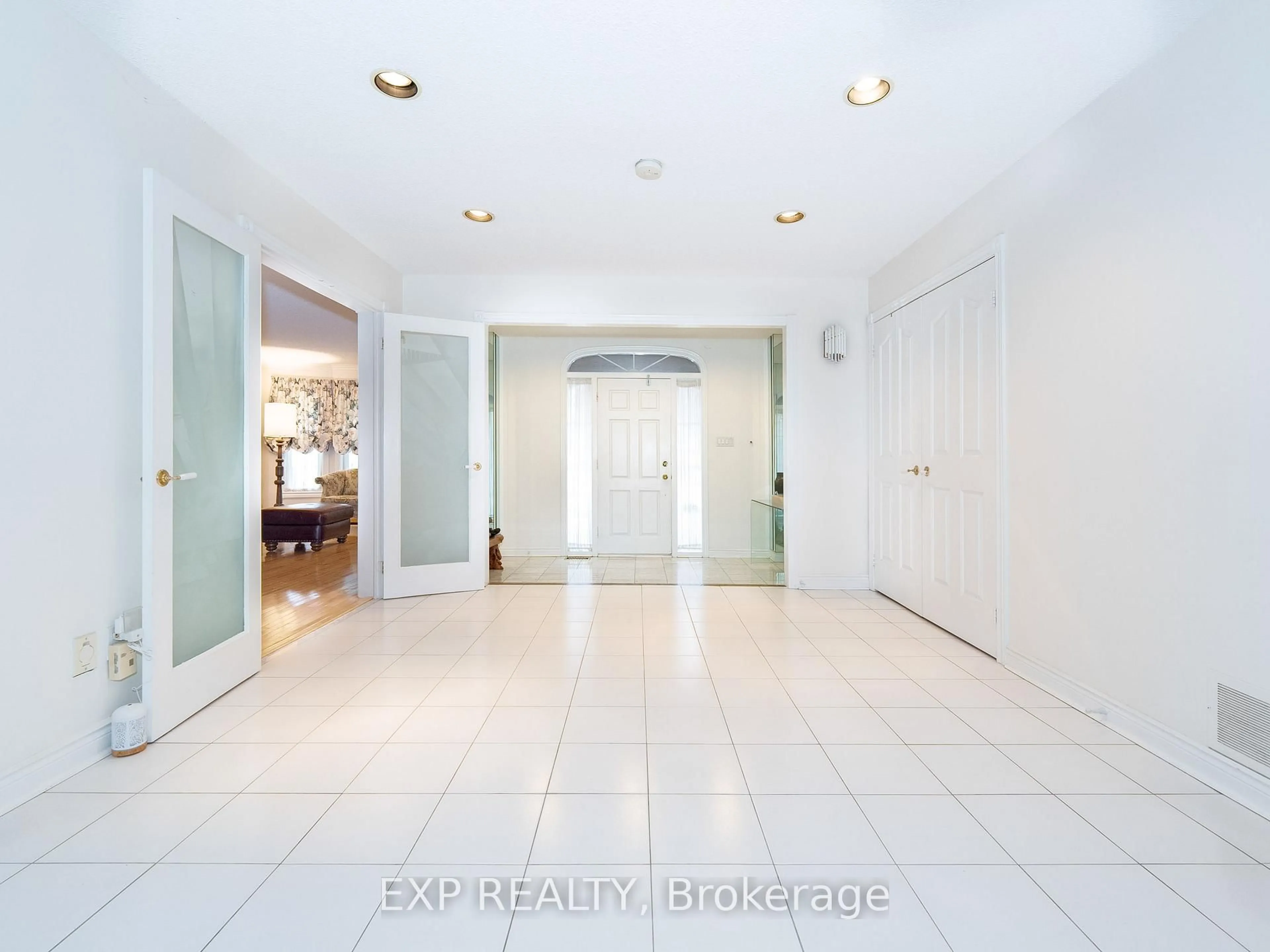 Indoor foyer for 41 Montclair Rd, Richmond Hill Ontario L4B 2S6