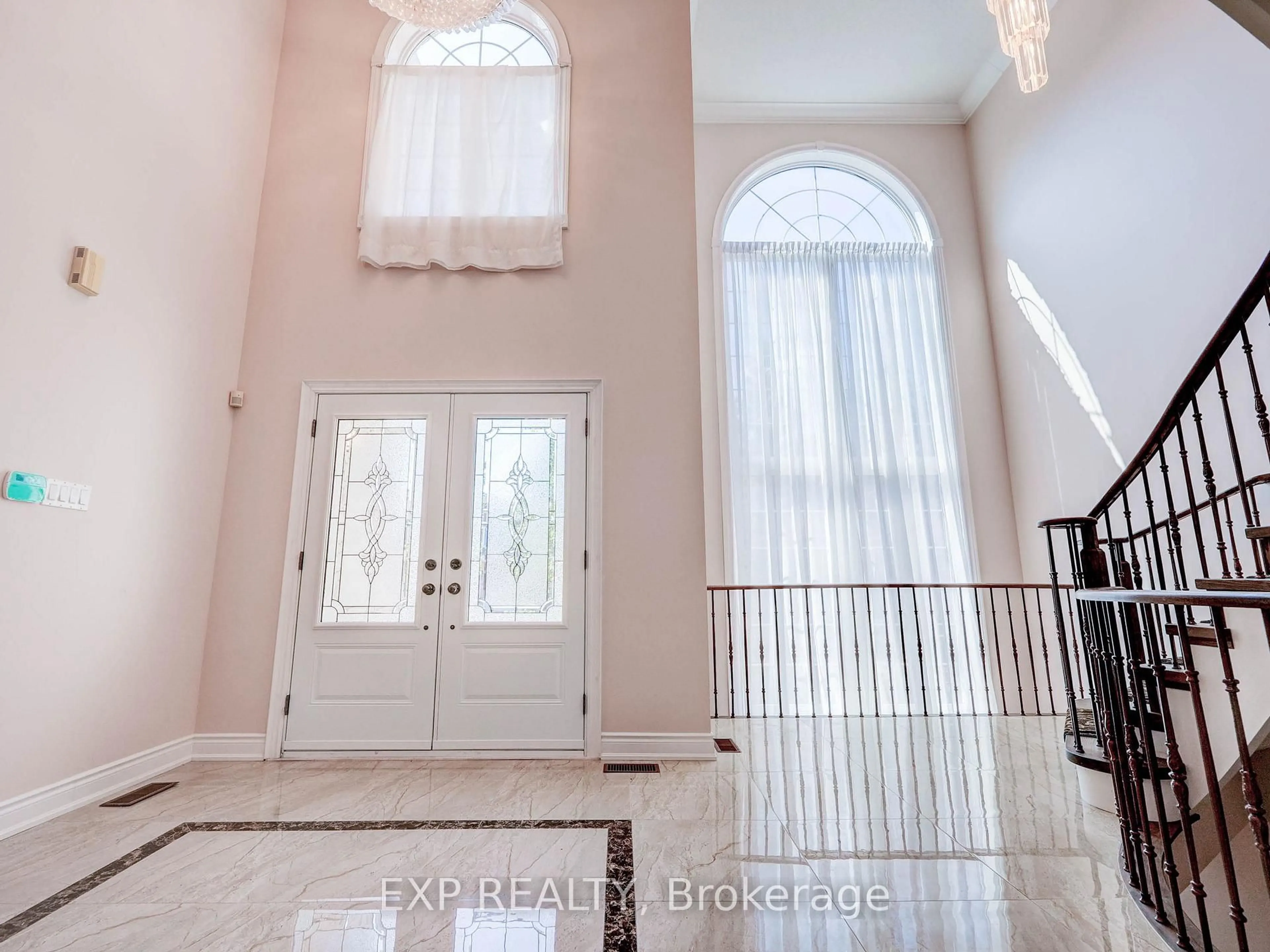Indoor entryway for 45 Henricks Cres, Richmond Hill Ontario L4B 3W4