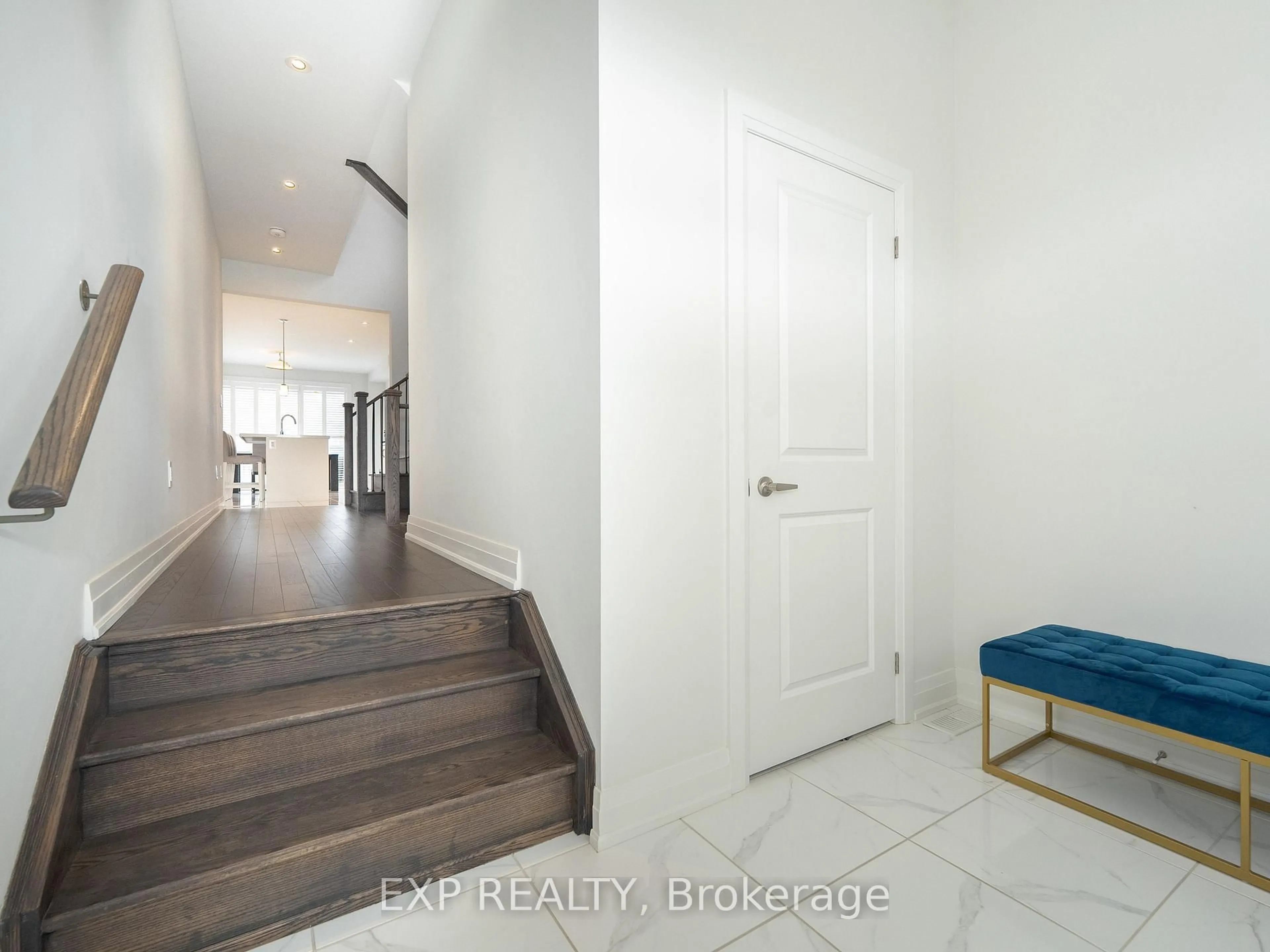 Indoor entryway for 14 Longworth Ave, Richmond Hill Ontario L4E 1J1