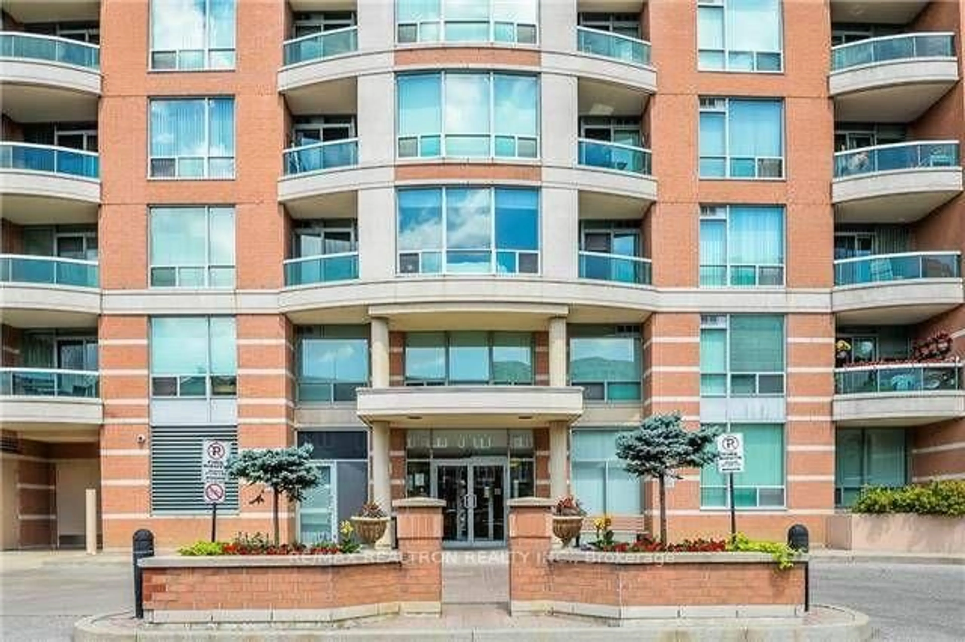 Indoor foyer for 745 New Westminster Dr #905, Vaughan Ontario L4J 8J9