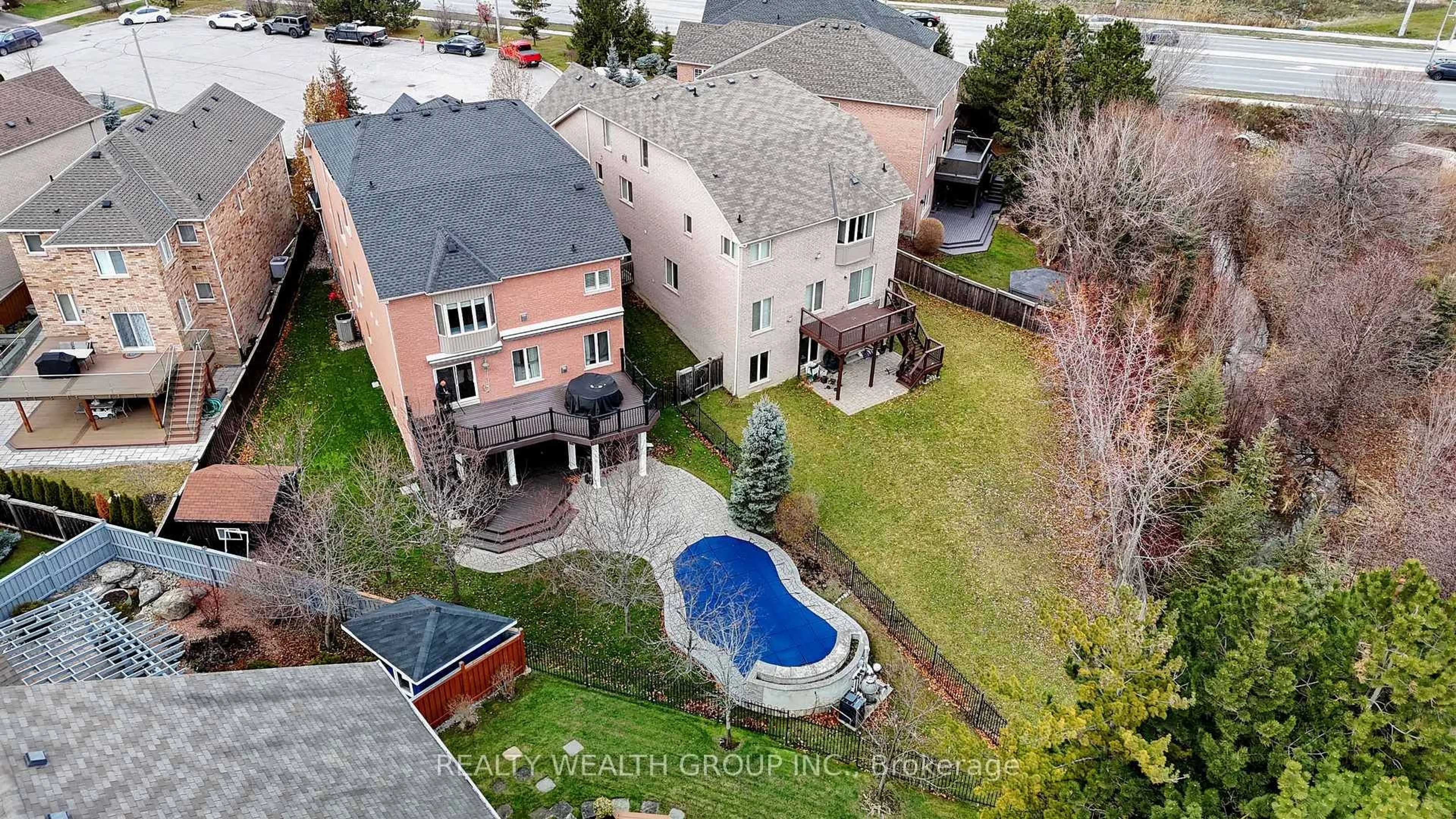 A pic from outside/outdoor area/front of a property/back of a property/a pic from drone, street for 43 Catano Crt, Richmond Hill Ontario L4S 2V4