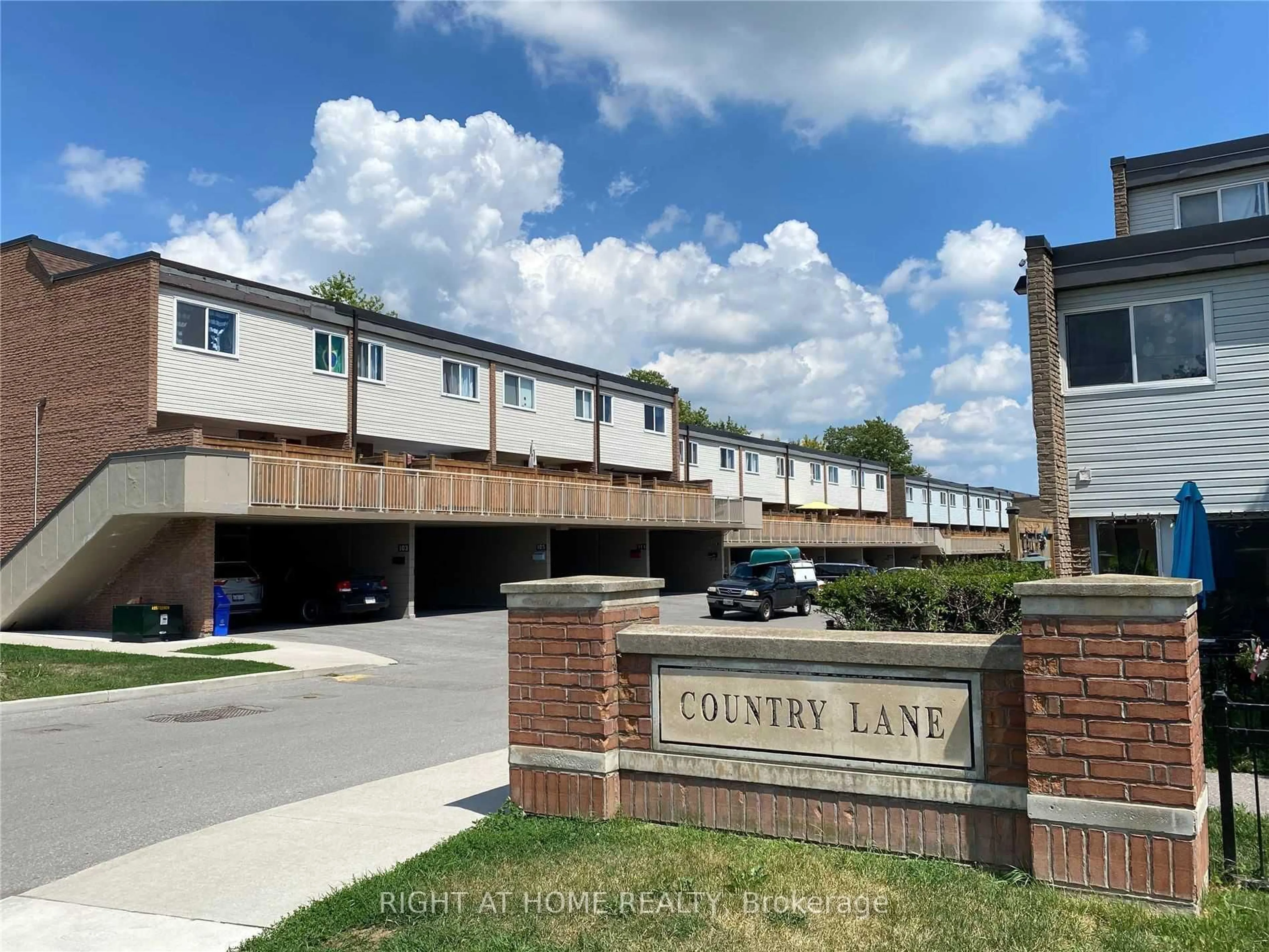 A pic from outside/outdoor area/front of a property/back of a property/a pic from drone, mountain view for 129 Milestone Cres, Aurora Ontario L4G 3M2