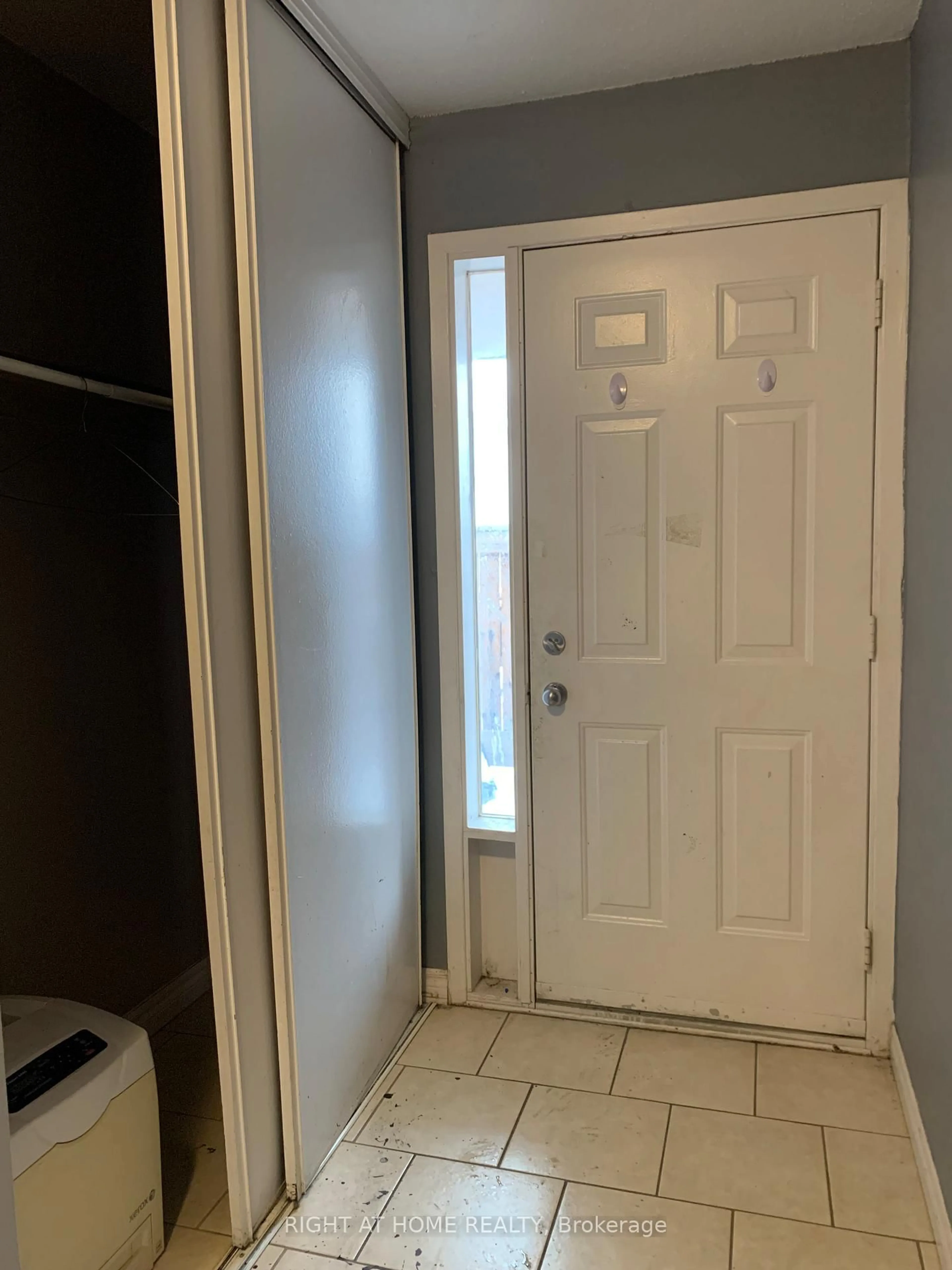 Indoor entryway for 129 Milestone Cres, Aurora Ontario L4G 3M2