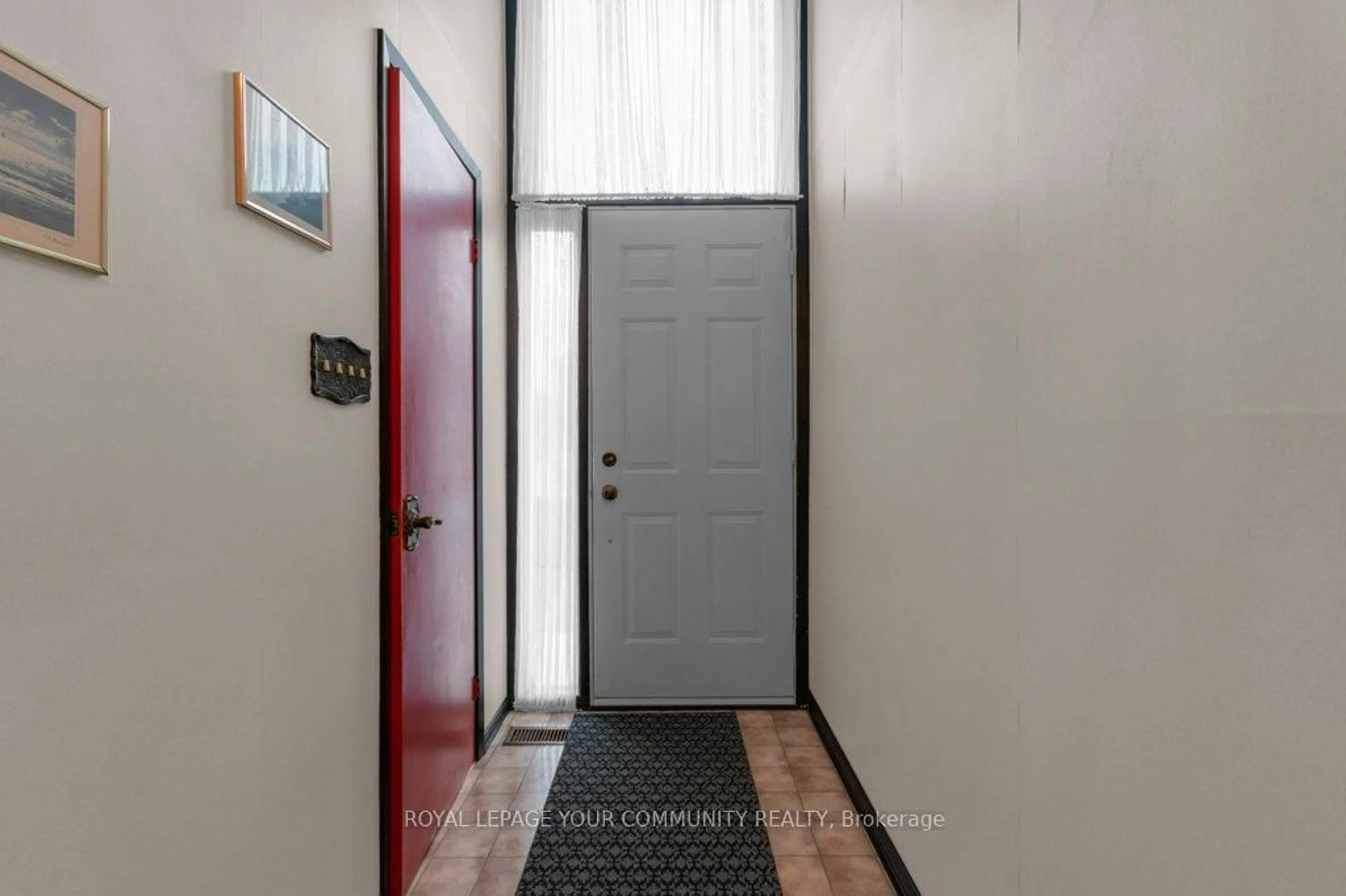 Indoor entryway for 28 Stately Way, Markham Ontario L3T 3Z8