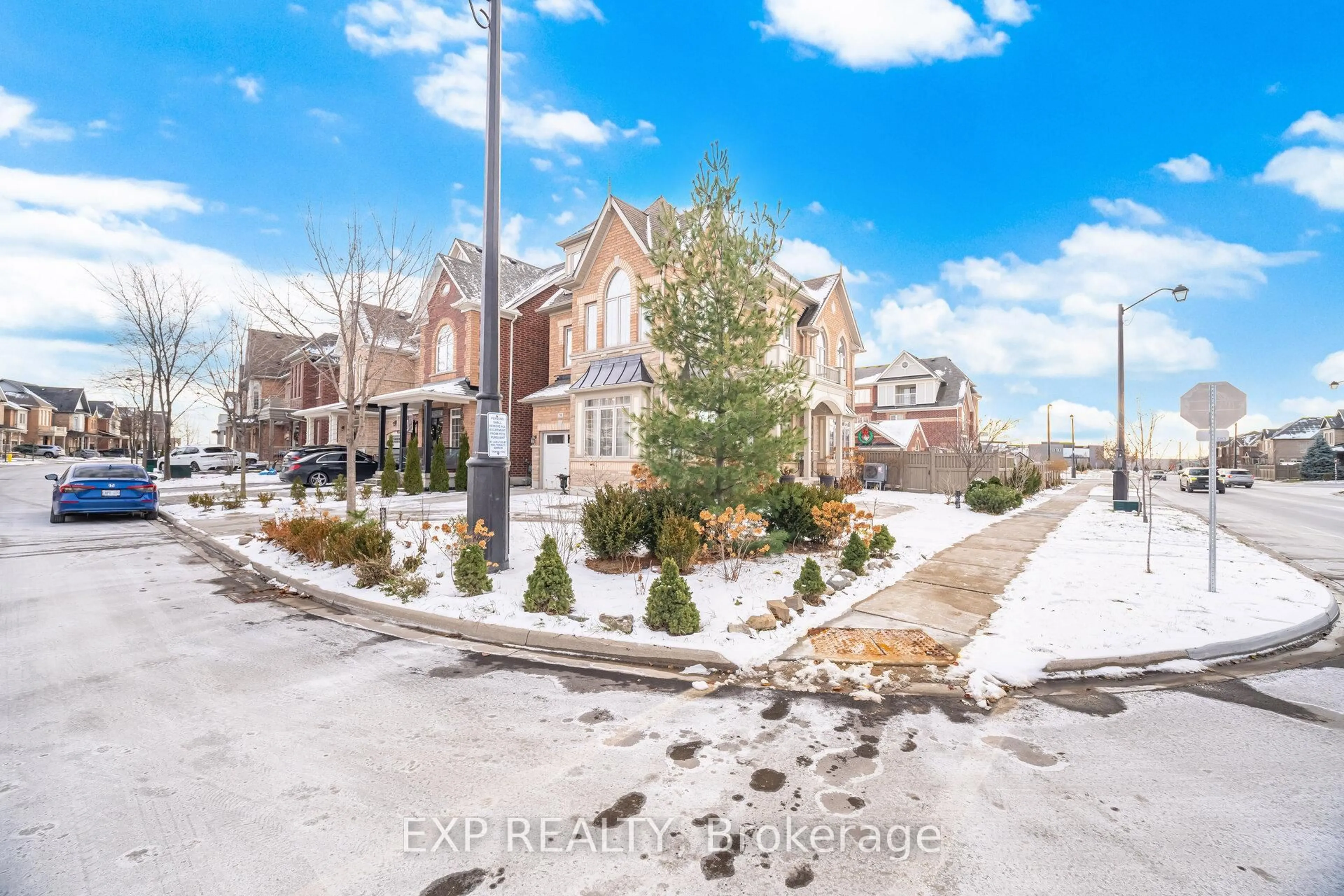 A pic from outside/outdoor area/front of a property/back of a property/a pic from drone, street for 70 Hopewell St, Vaughan Ontario L4H 3Y2