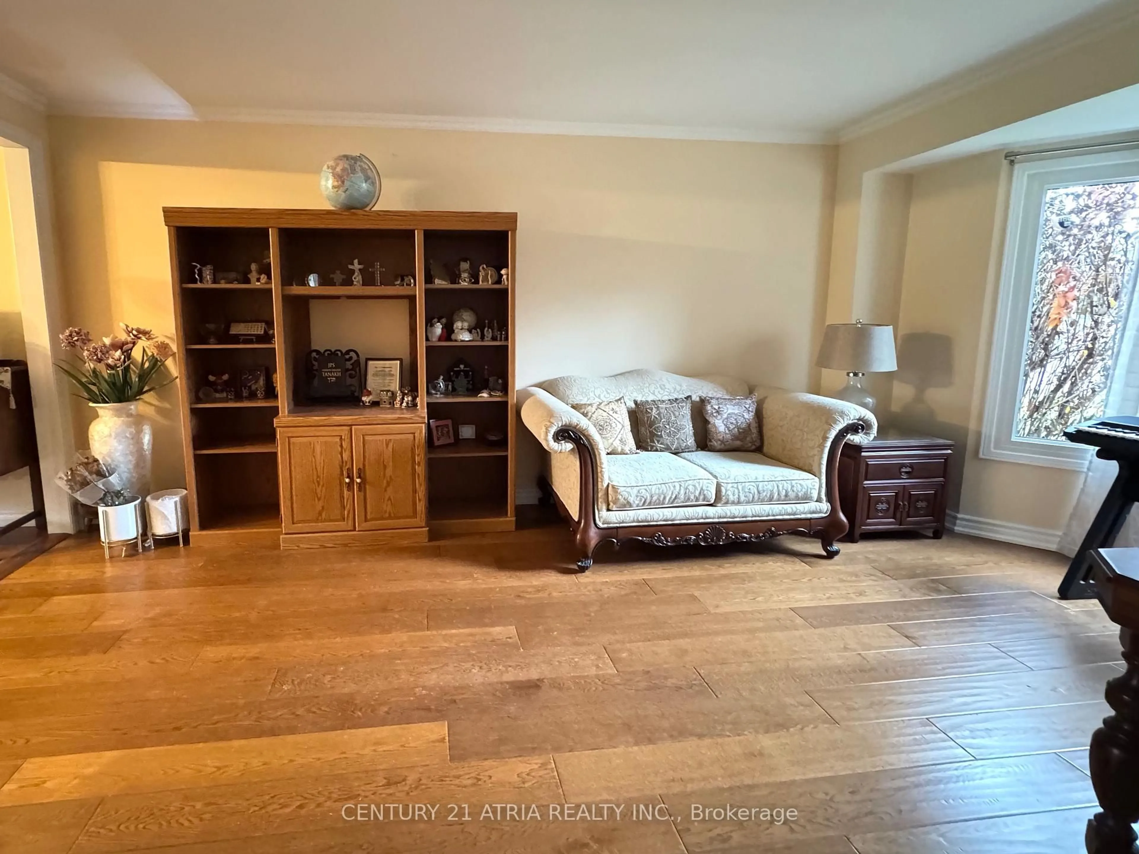 Living room with furniture, wood/laminate floor for 15 Timpson Dr, Aurora Ontario L4G 5K6