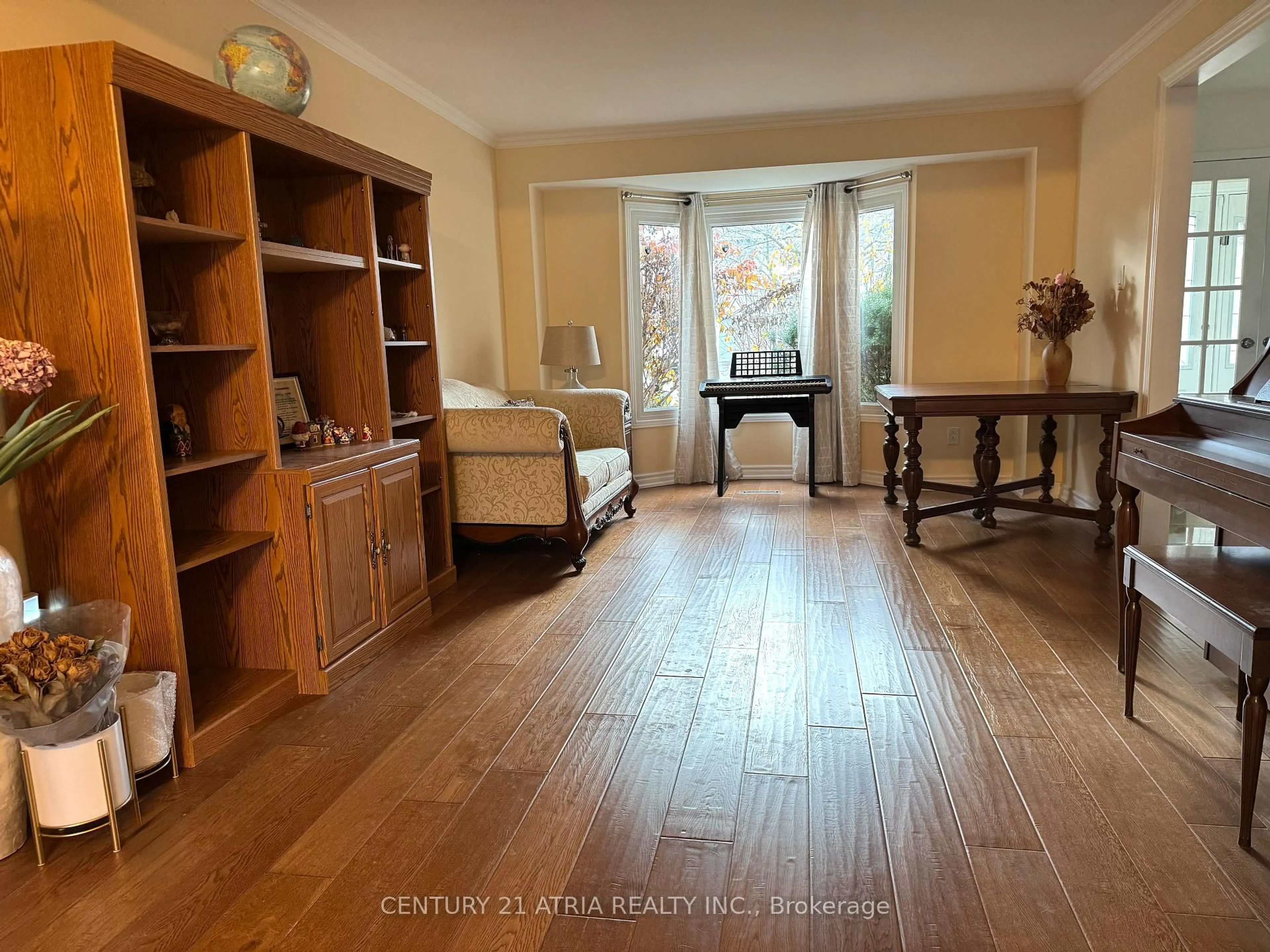 Living room with furniture, wood/laminate floor for 15 Timpson Dr, Aurora Ontario L4G 5K6