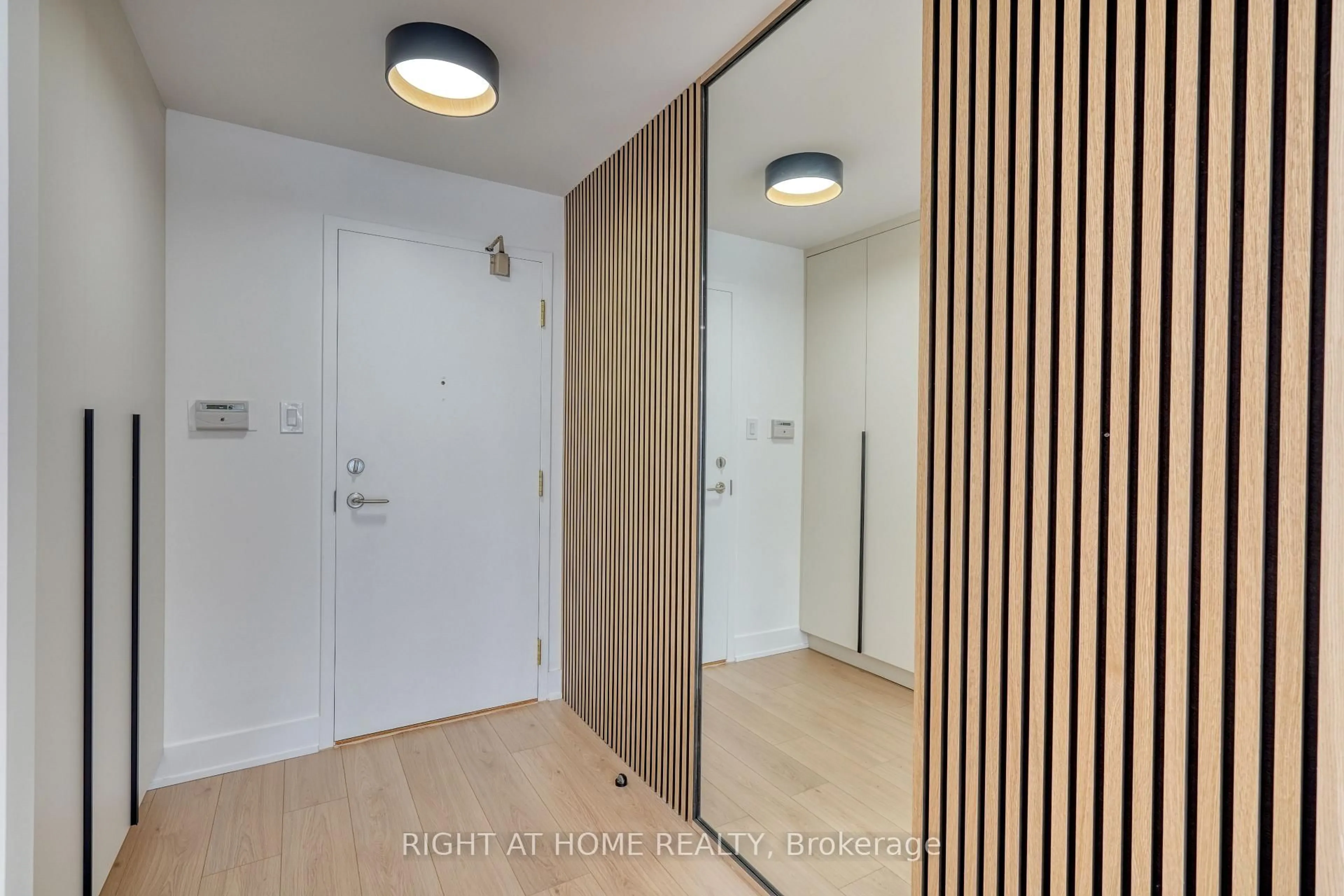 Indoor foyer for 7460 Bathurst St #512, Vaughan Ontario L4J 7K9