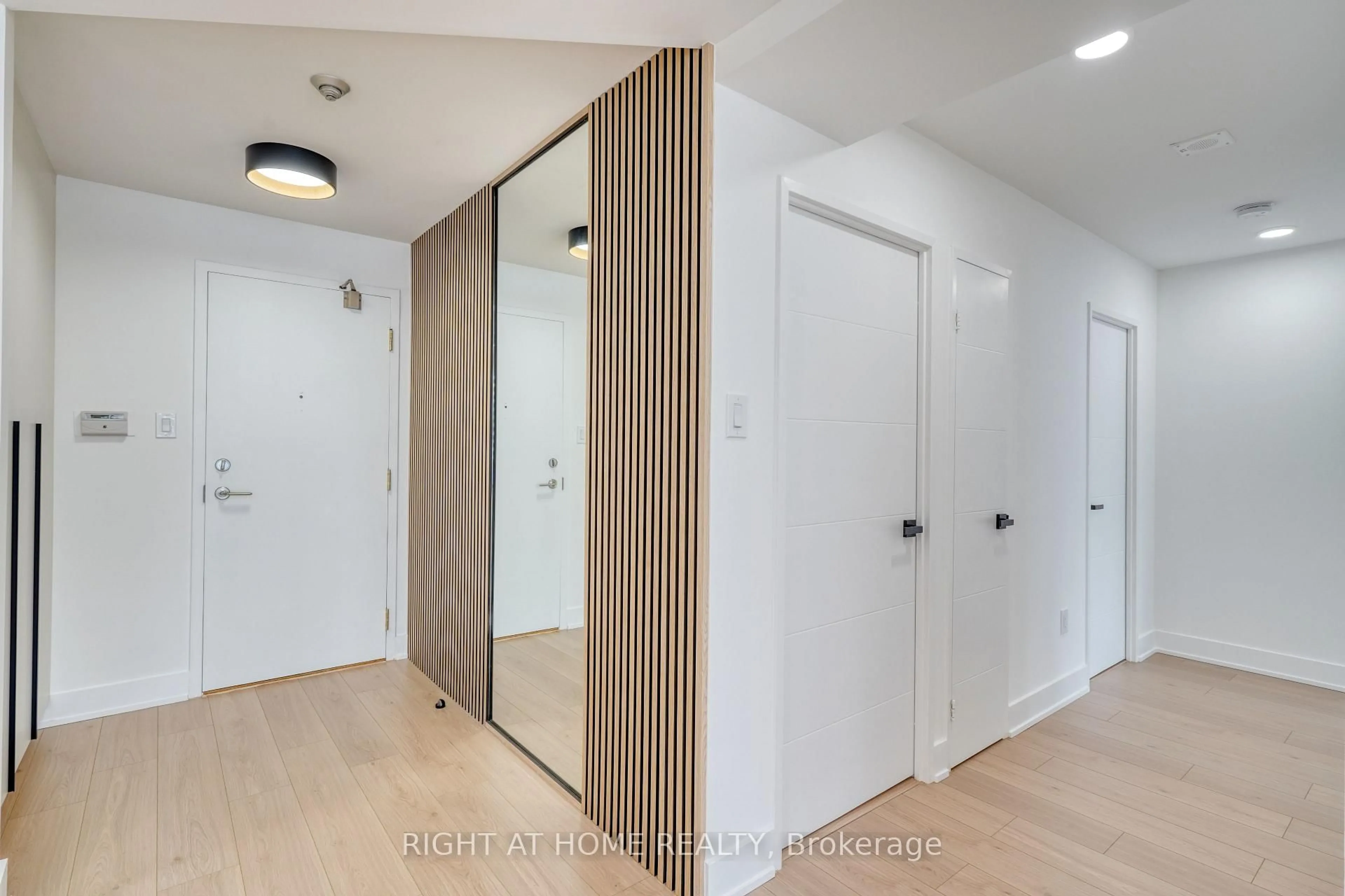 Indoor entryway for 7460 Bathurst St #512, Vaughan Ontario L4J 7K9