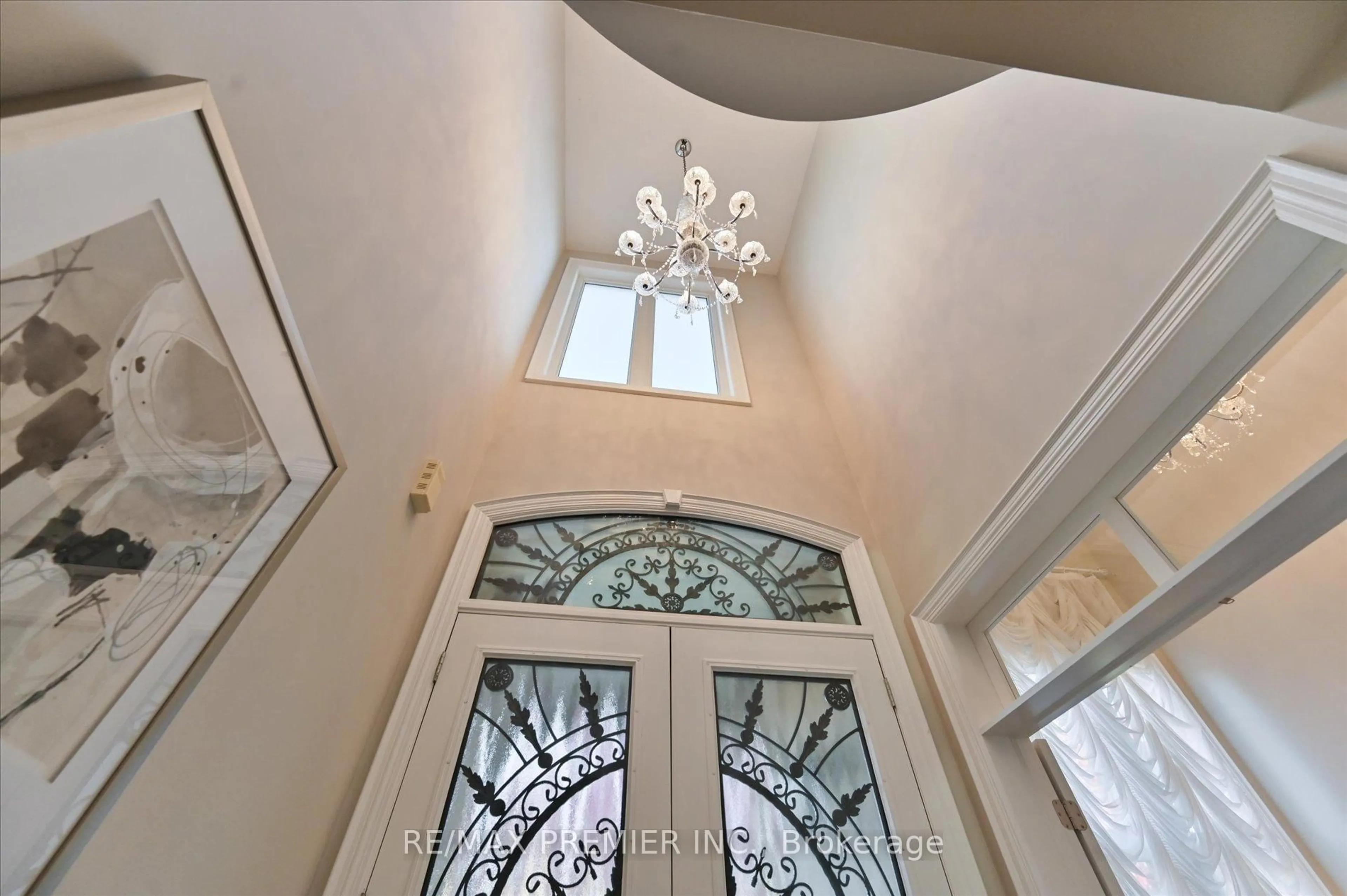 Indoor foyer for 64 Heintzman Cres, Vaughan Ontario L6A 4T1