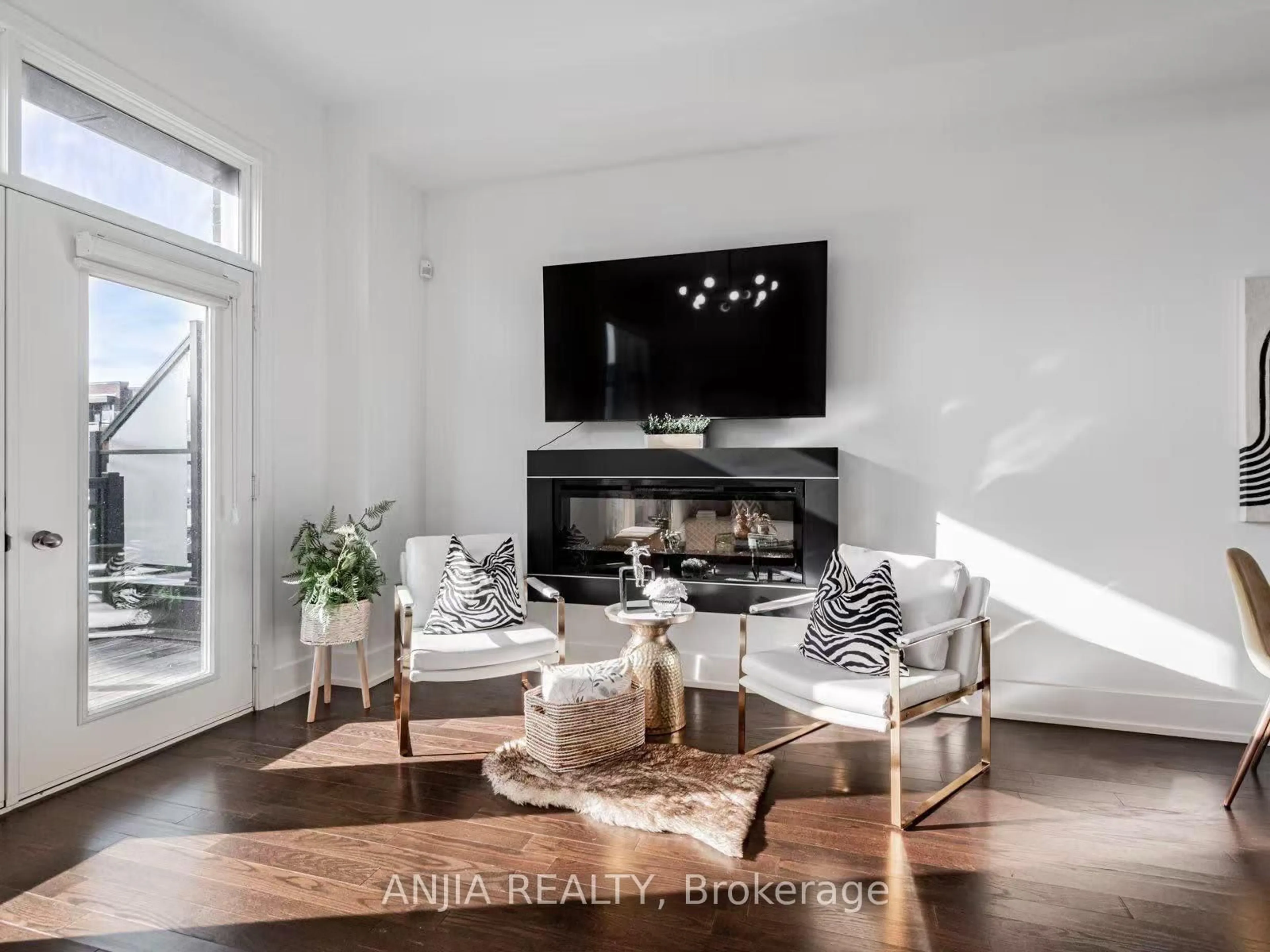 Living room with furniture, unknown for 9140 Bathurst St, Vaughan Ontario L4J 0K1