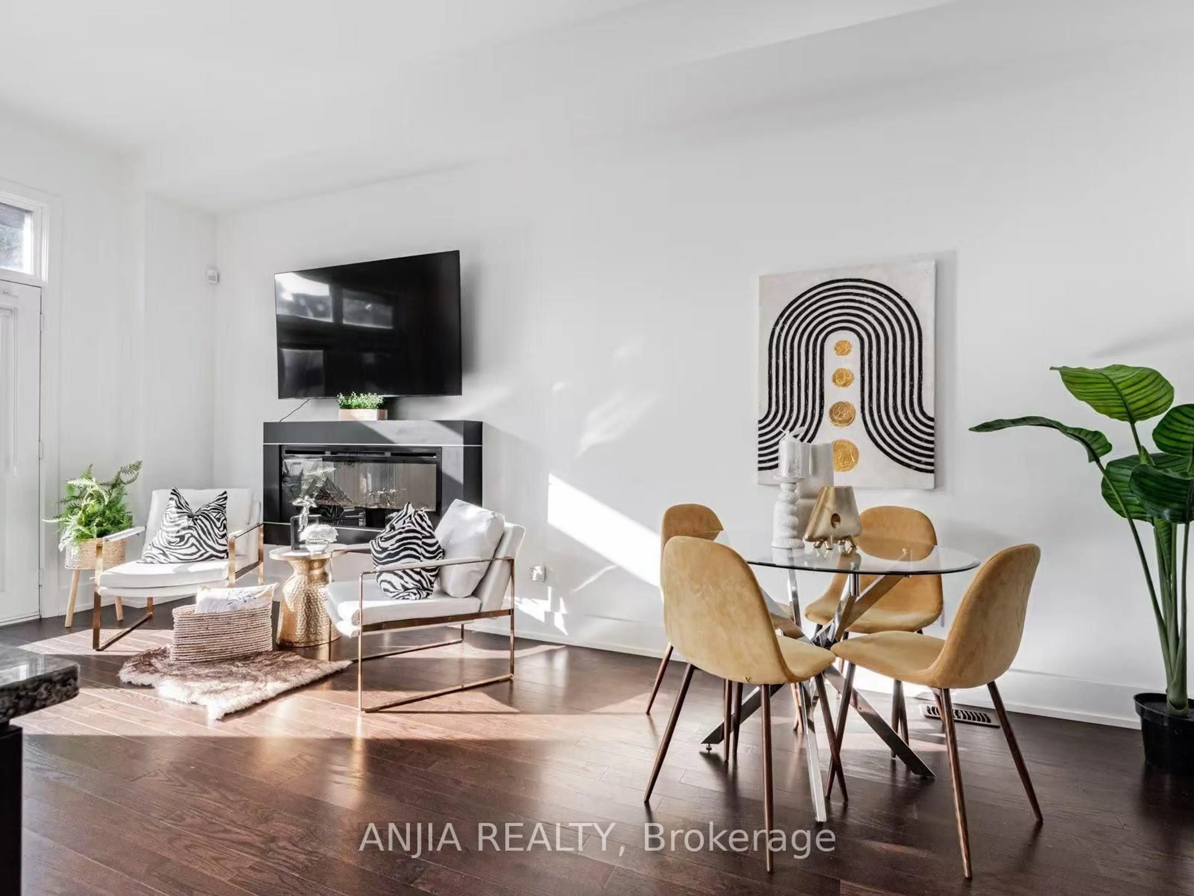 Living room with furniture, unknown for 9140 Bathurst St, Vaughan Ontario L4J 0K1