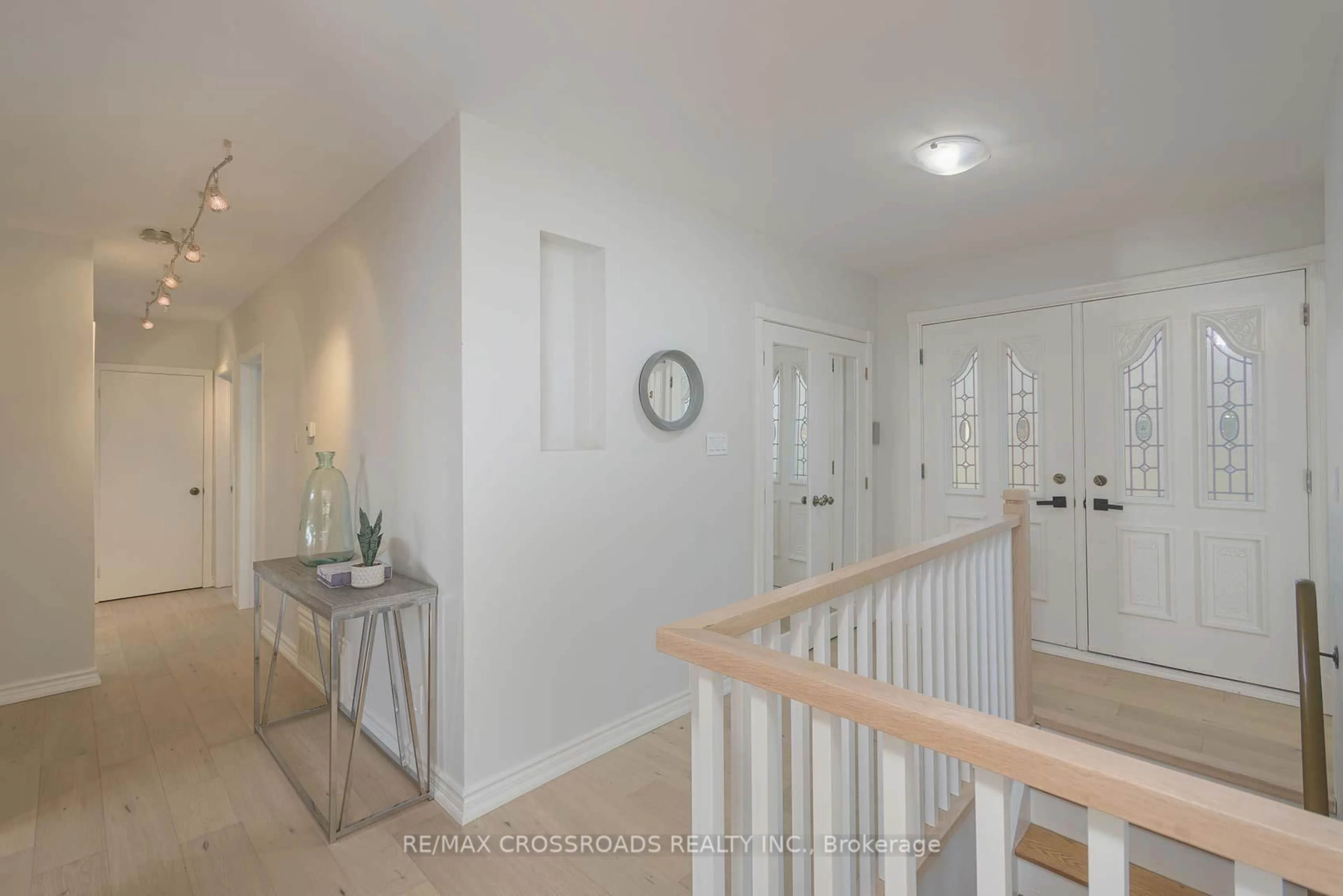 Indoor entryway for 45 Delair Cres, Markham Ontario L3T 2M3