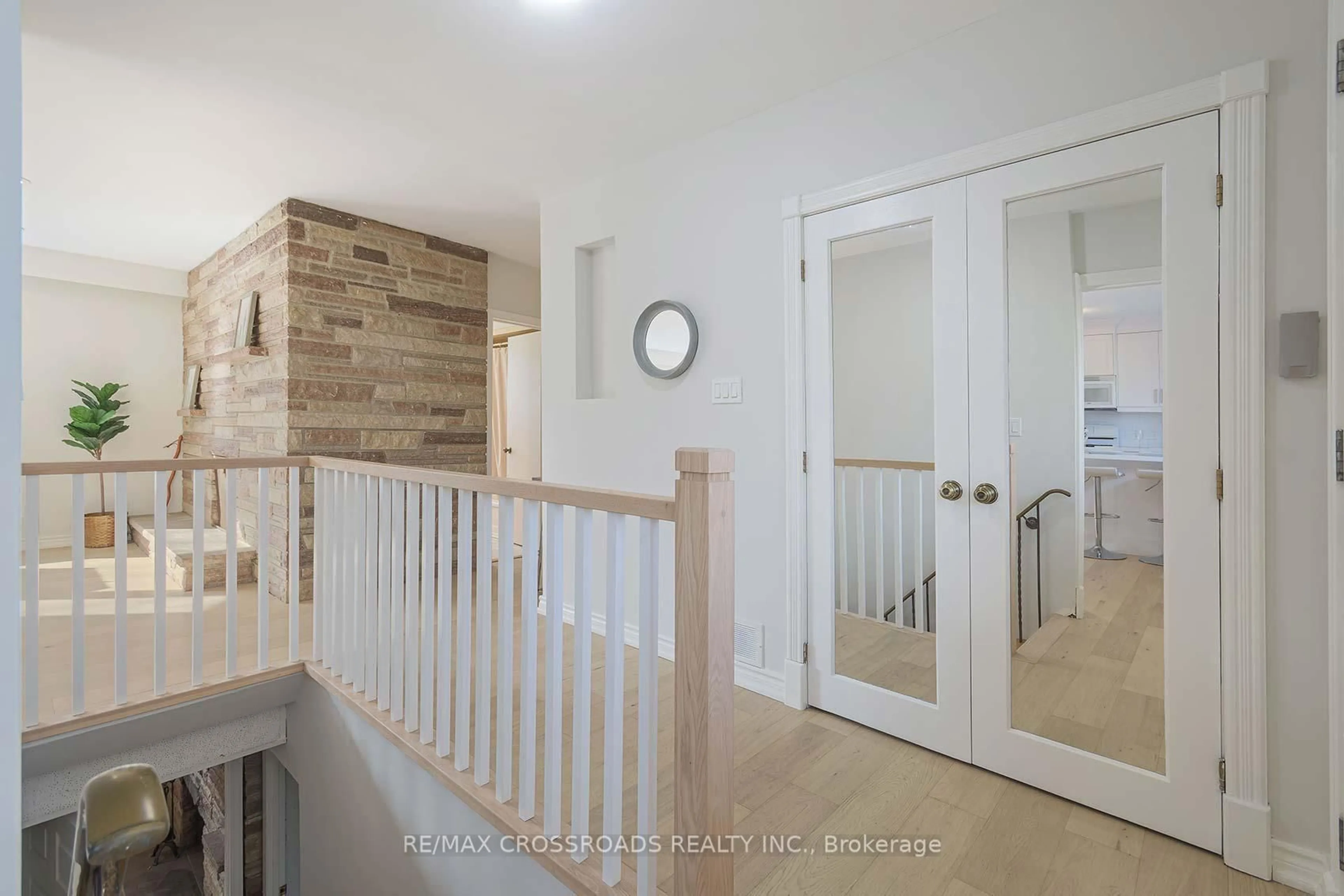 Indoor entryway for 45 Delair Cres, Markham Ontario L3T 2M3