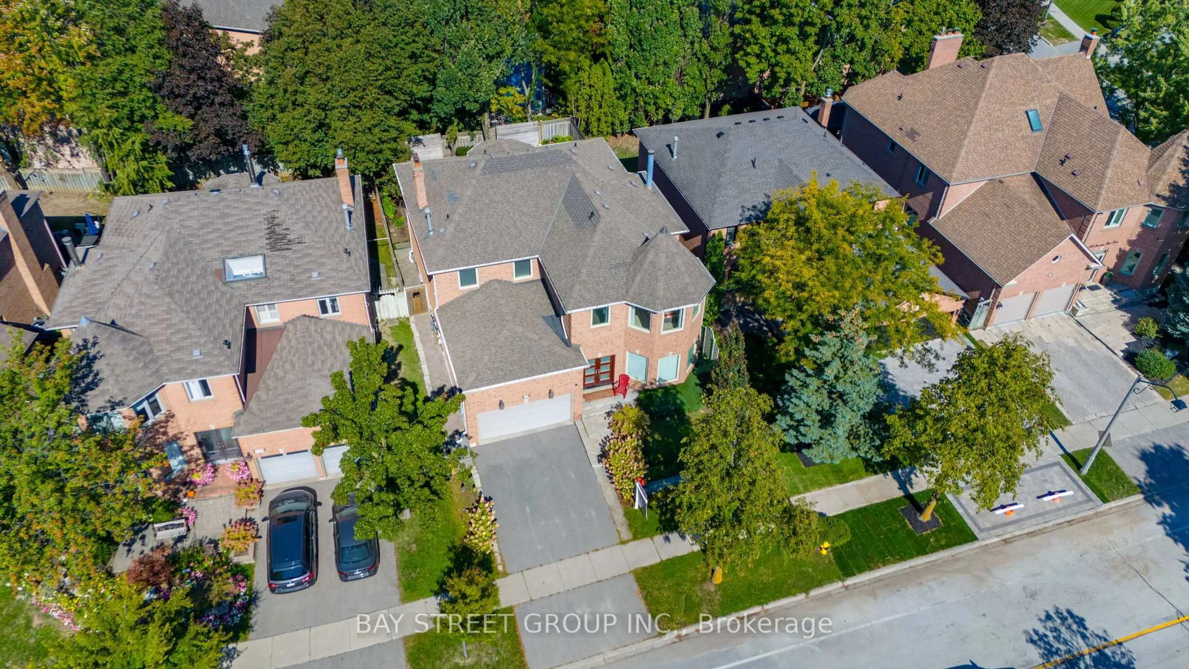A pic from outside/outdoor area/front of a property/back of a property/a pic from drone, street for 128 Beverley Glen Blvd, Vaughan Ontario L4J 7V2